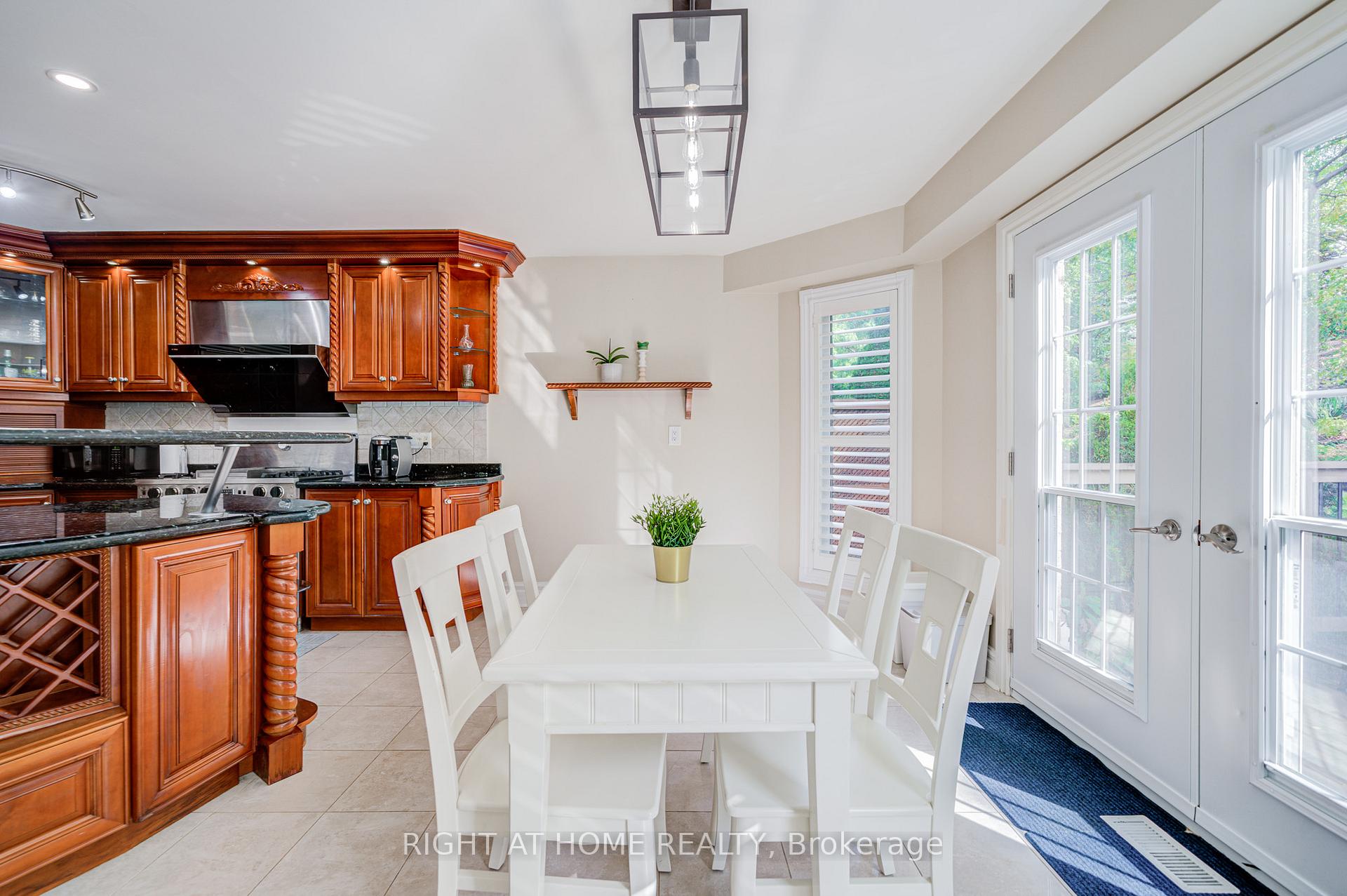 Photo 15 of 128 Carlyle Crescent, Aurora, Aurora Highlands — HOMEH