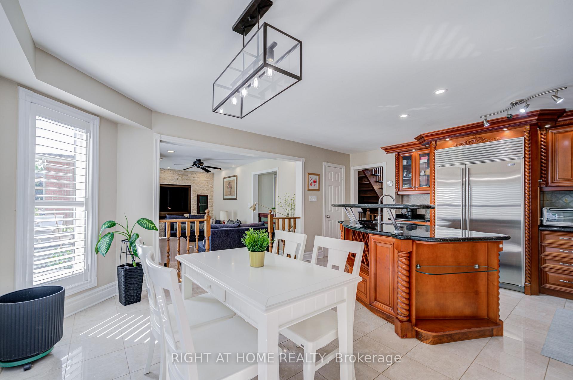 Photo 18 of 128 Carlyle Crescent, Aurora, Aurora Highlands — HOMEH