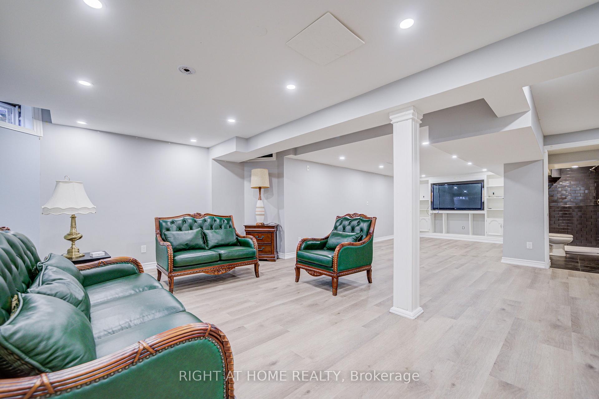 Photo 40 of 128 Carlyle Crescent, Aurora, Aurora Highlands — HOMEH