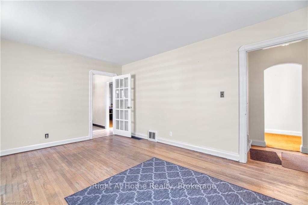 Photo 9 of 35 Elder Avenue, Etobicoke, Long Branch — HOMEH