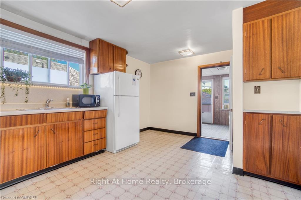 Photo 13 of 35 Elder Avenue, Etobicoke, Long Branch — HOMEH