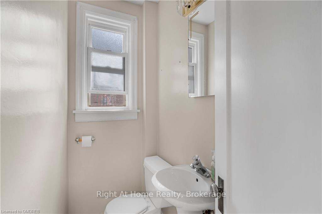 Photo 18 of 35 Elder Avenue, Etobicoke, Long Branch — HOMEH