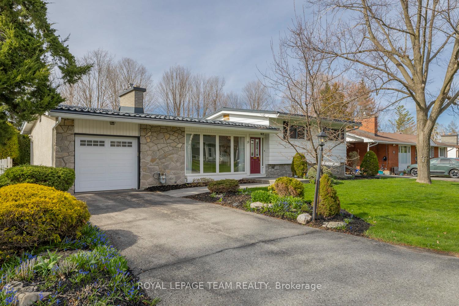 Photo 3 of 19 Pinepoint Drive, Ottawa, Lynwood Village — HOMEH