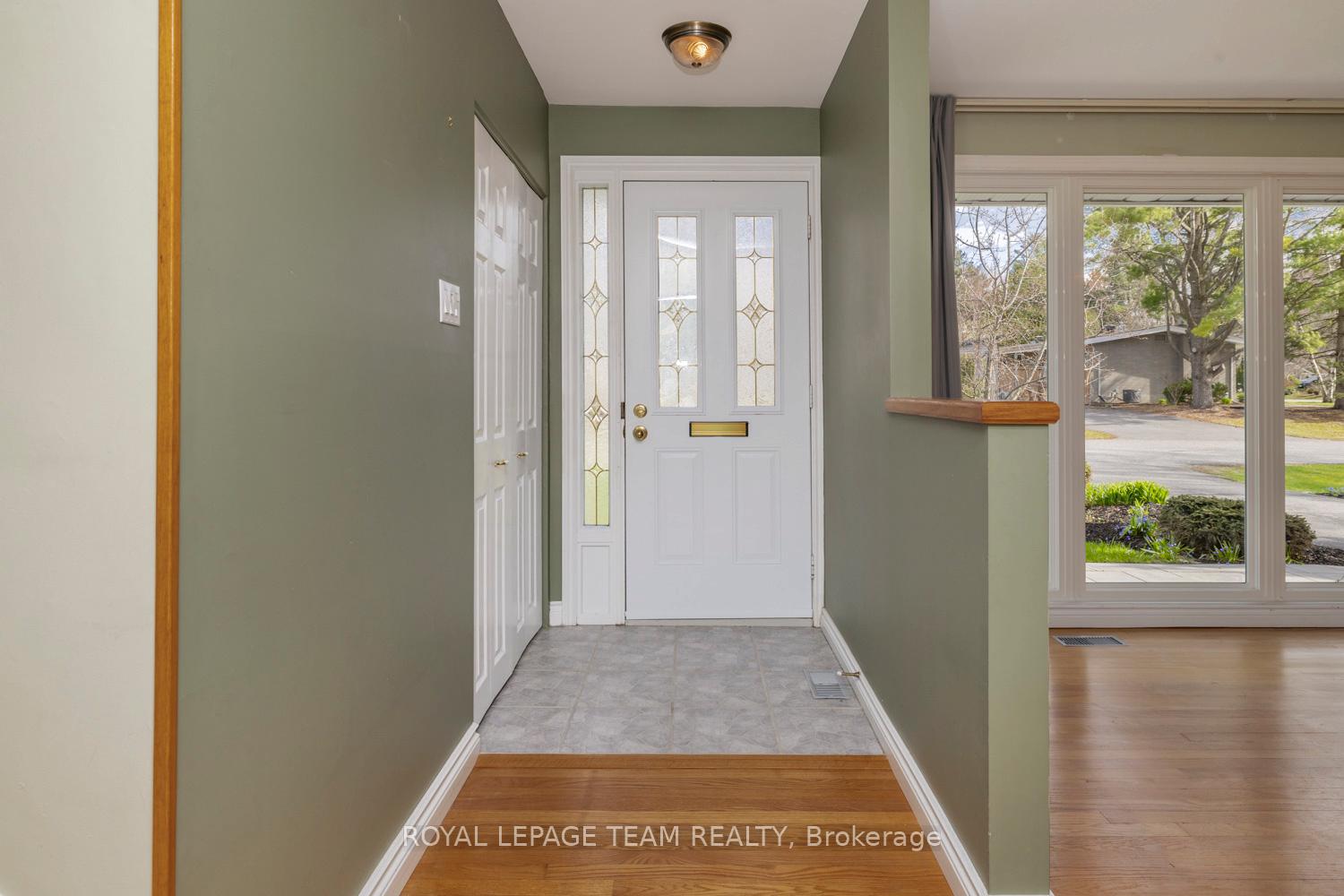 Photo 4 of 19 Pinepoint Drive, Ottawa, Lynwood Village — HOMEH