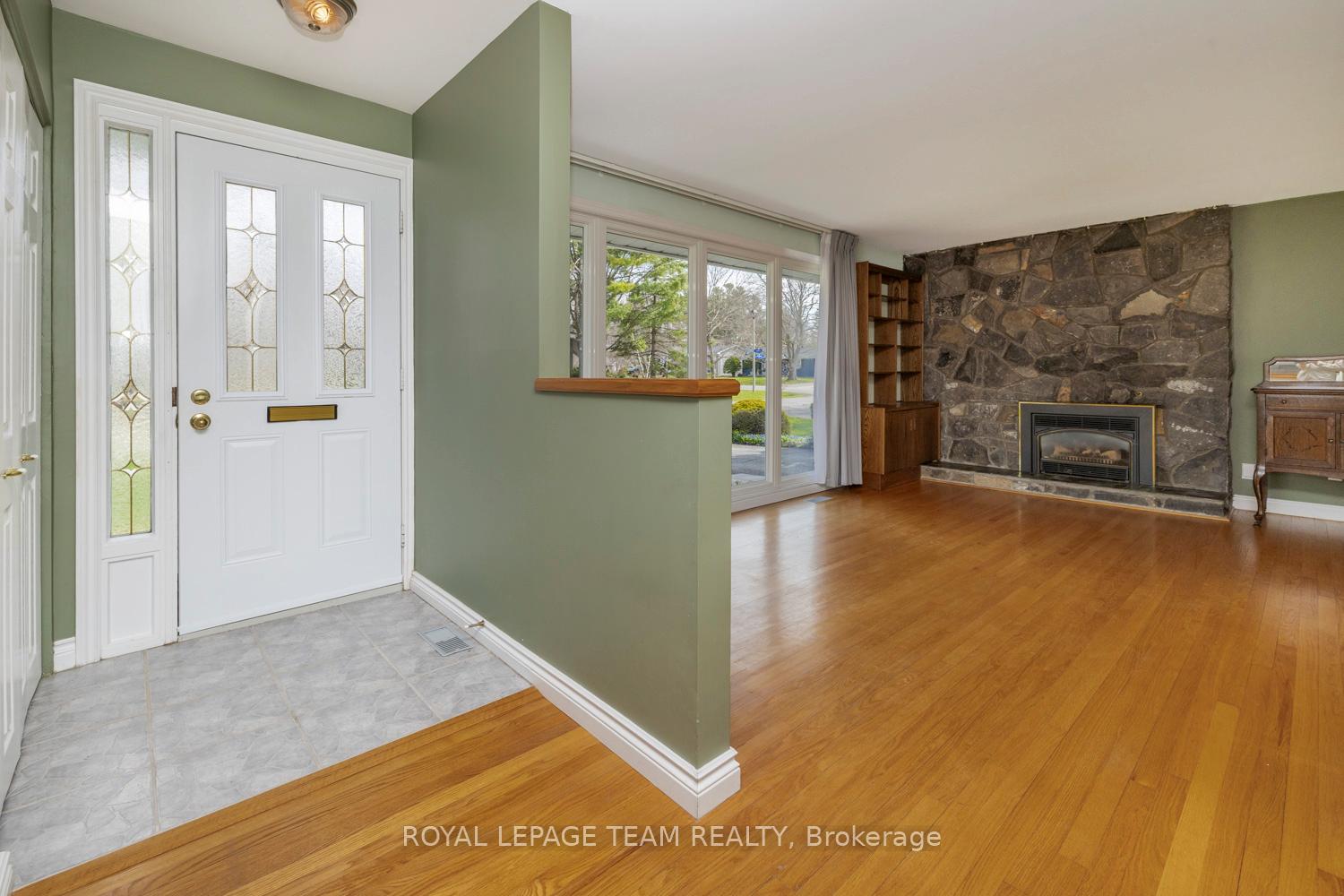 Photo 5 of 19 Pinepoint Drive, Ottawa, Lynwood Village — HOMEH