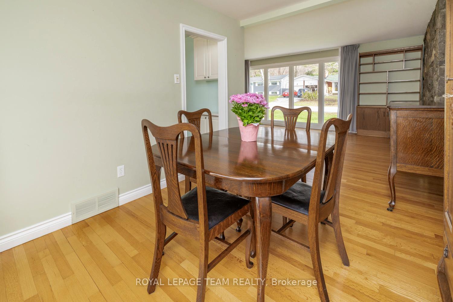 Photo 11 of 19 Pinepoint Drive, Ottawa, Lynwood Village — HOMEH