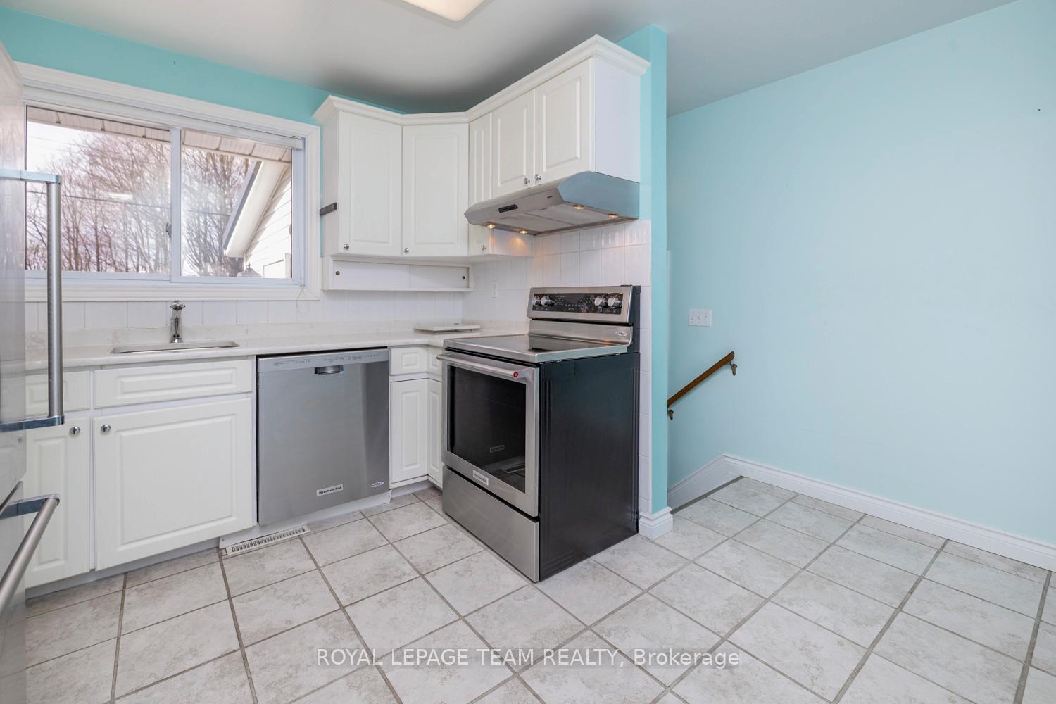 Photo 14 of 19 Pinepoint Drive, Ottawa, Lynwood Village — HOMEH