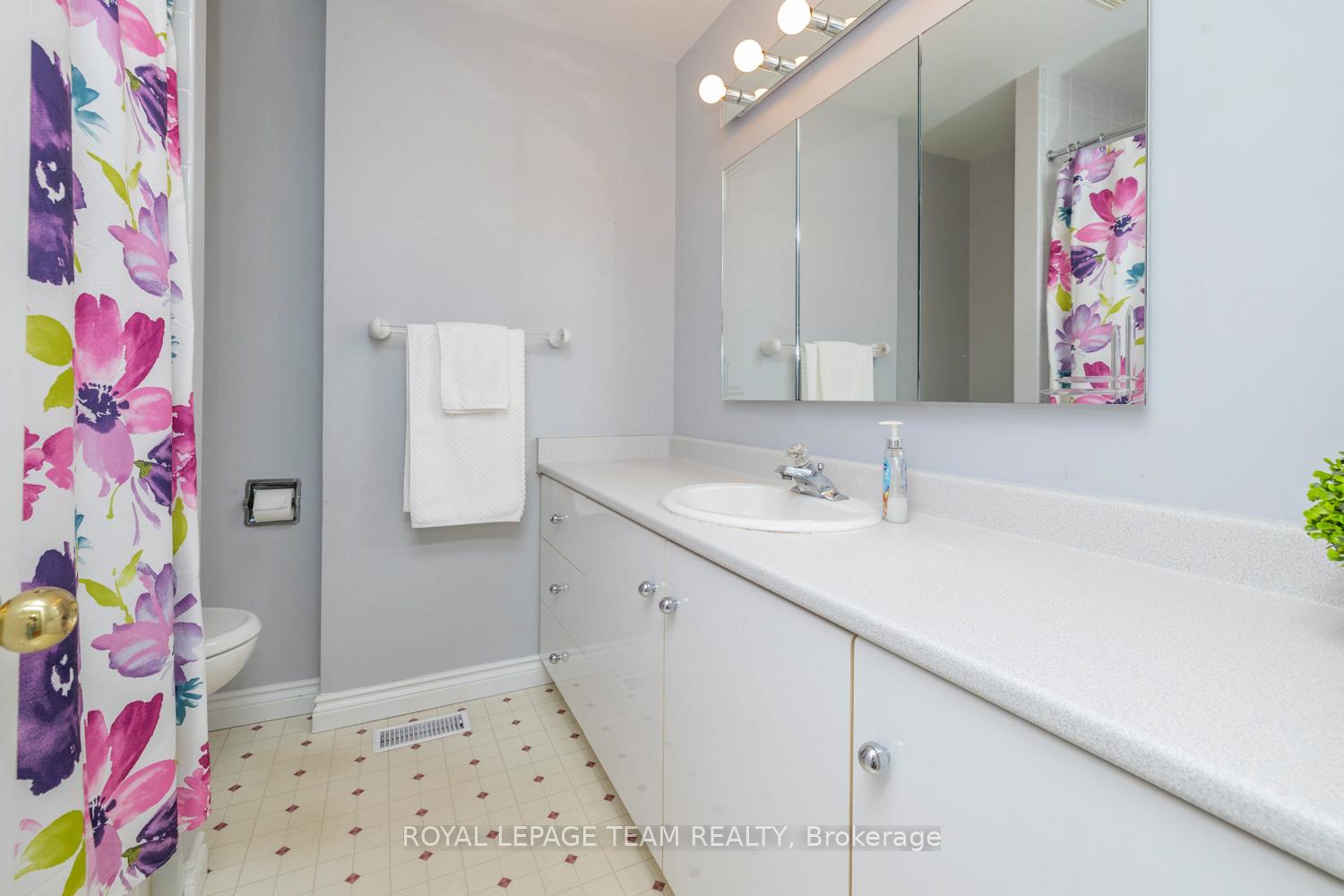 Photo 23 of 19 Pinepoint Drive, Ottawa, Lynwood Village — HOMEH
