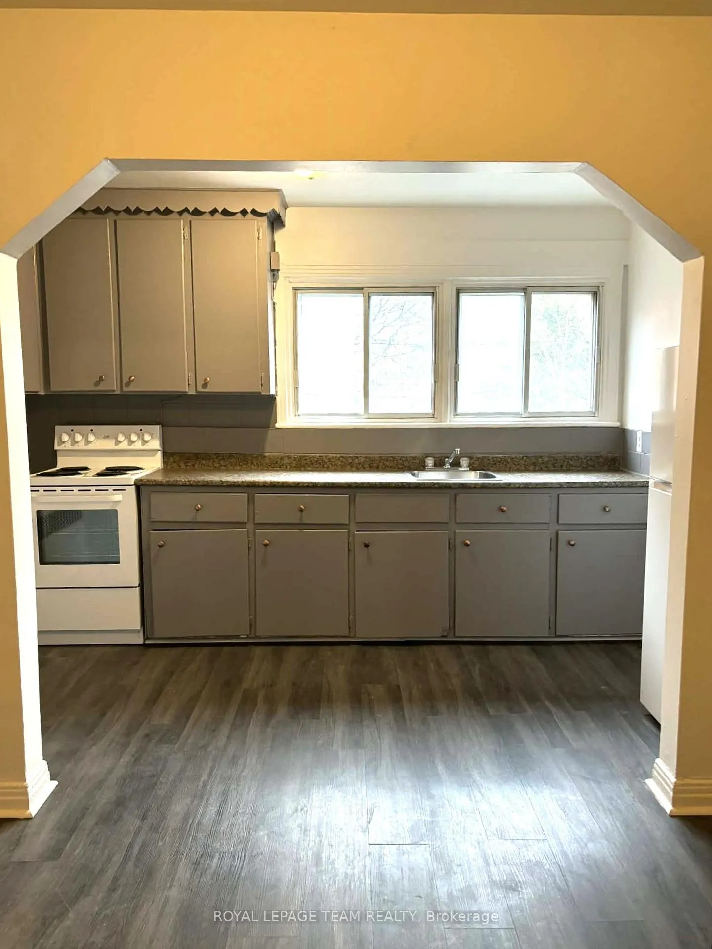 Photo 4 of Unit 3, 187 Bradley Avenue, Ottawa, Vanier — HOMEH