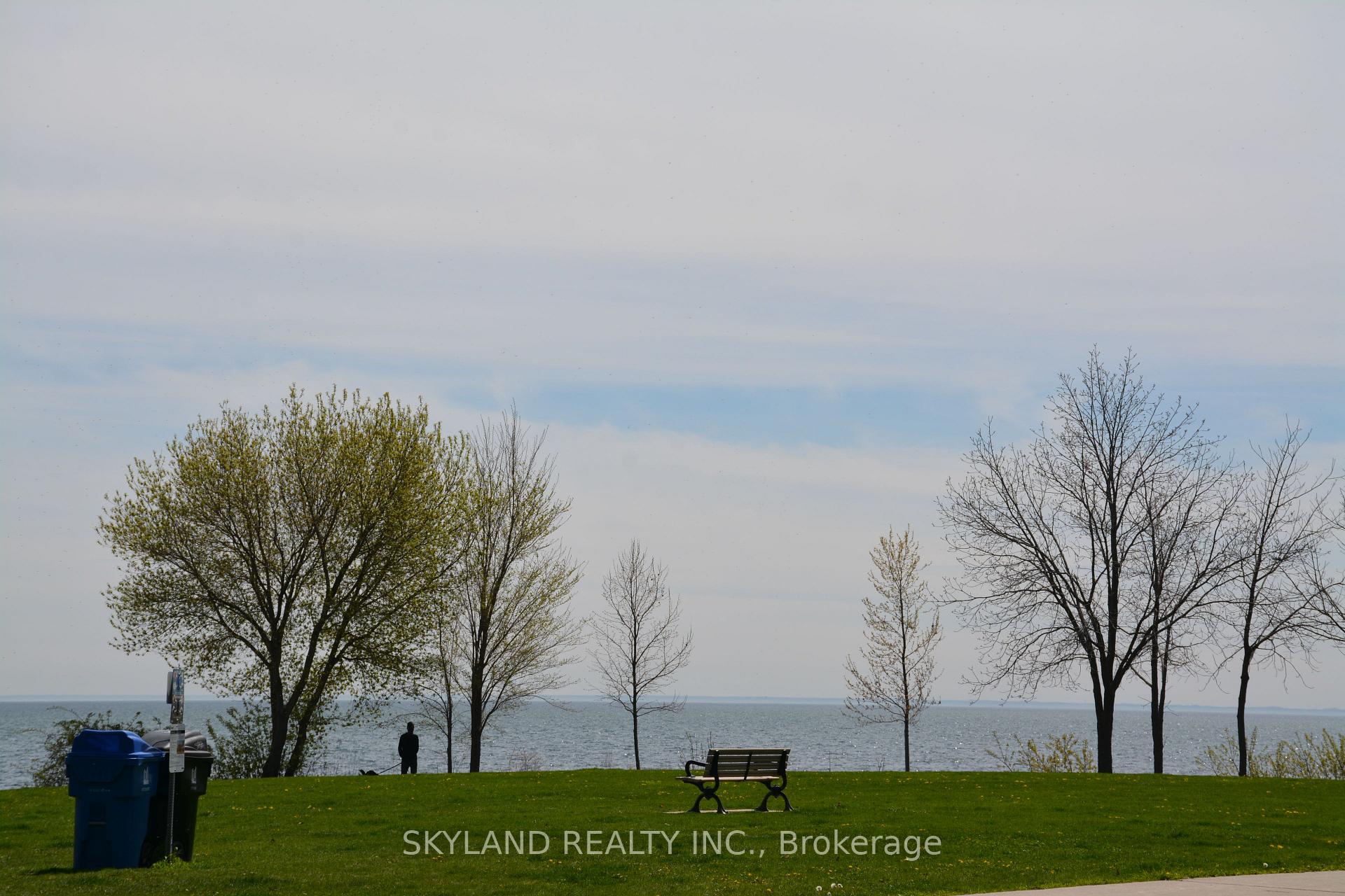 Photo 3 of Unit 3, 69 Lake Shore Drive, Etobicoke, New Toronto — HOMEH