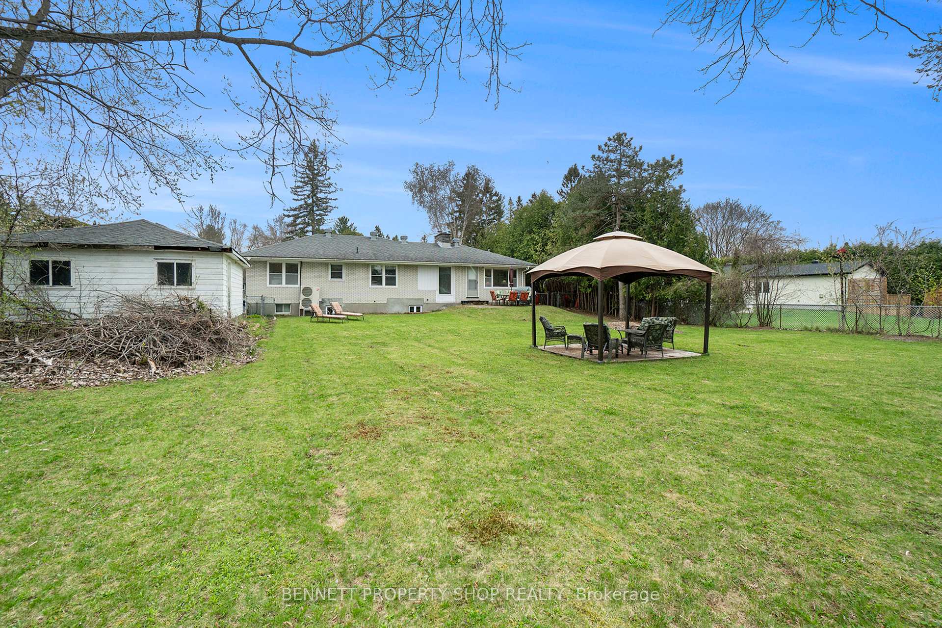 Photo 4 of 111 Arbeatha Street, Ottawa, Arbeatha Park — HOMEH