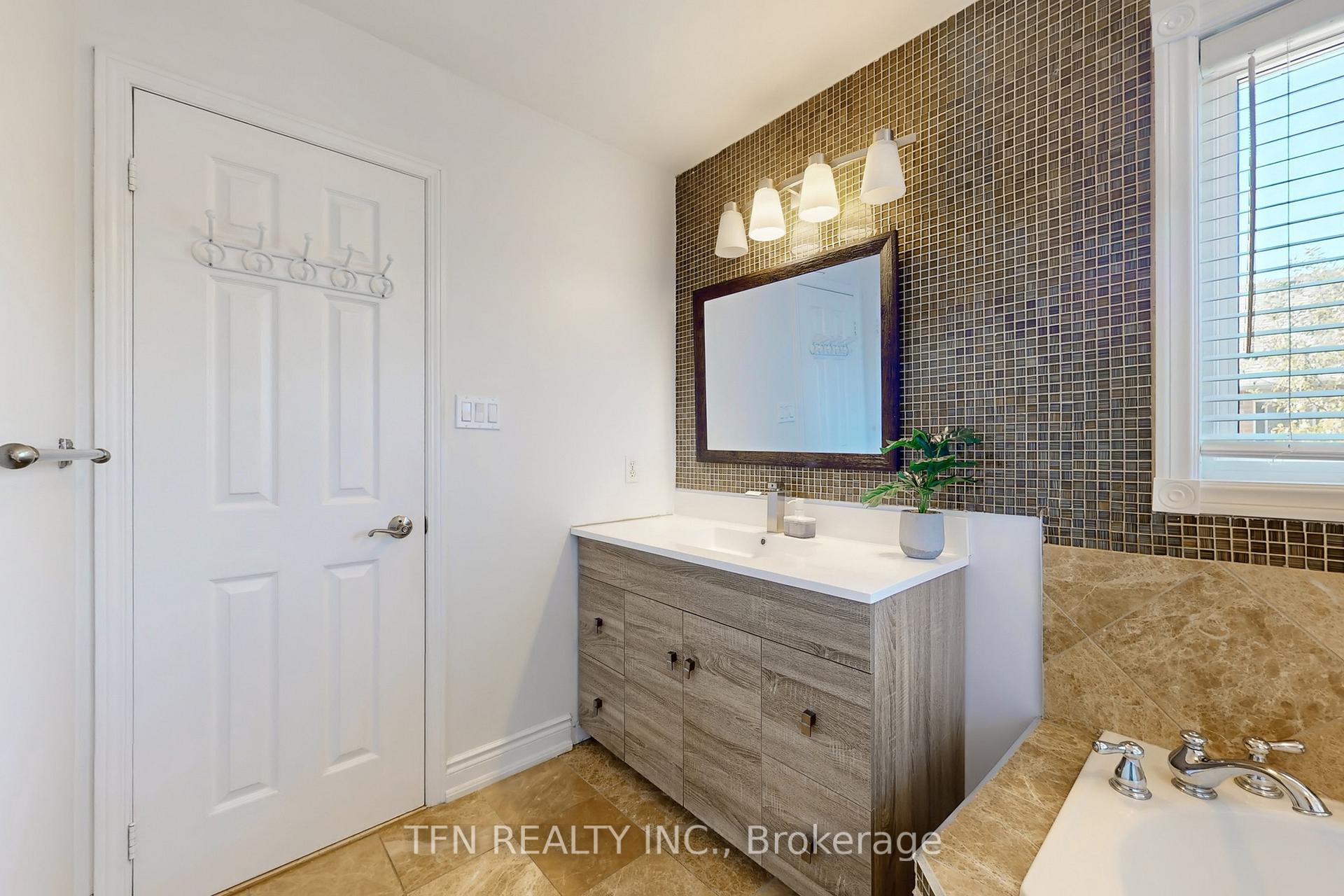 Photo 19 of 24 Lucerne Drive, Vaughan, Vellore Village — HOMEH