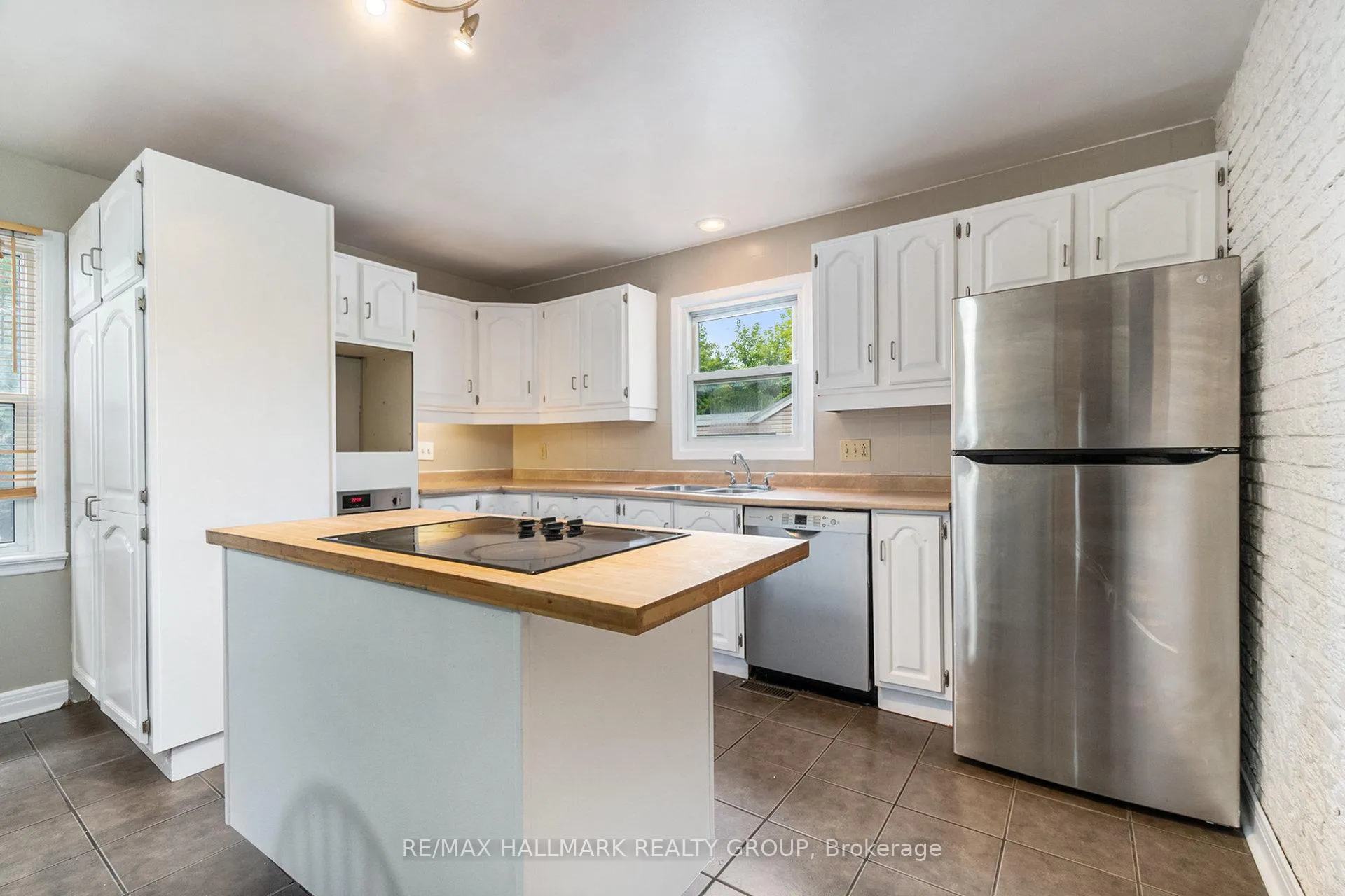Photo 8 of 426 Blake Boulevard, Ottawa, Vanier — HOMEH