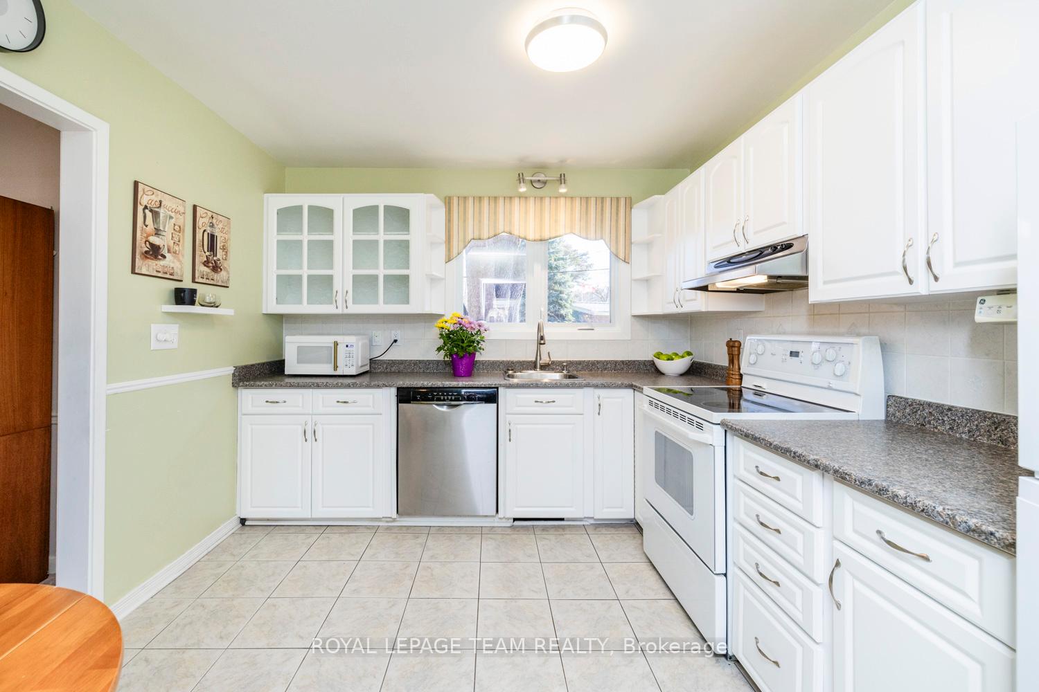 Photo 19 of 24 Ellery Crescent, Ottawa, Lynwood Village — HOMEH