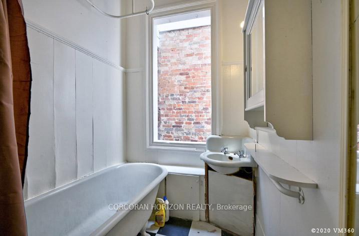 Photo 4 of Unit Upper, 391 Queen Street W, Toronto, Waterfront Communities — HOMEH