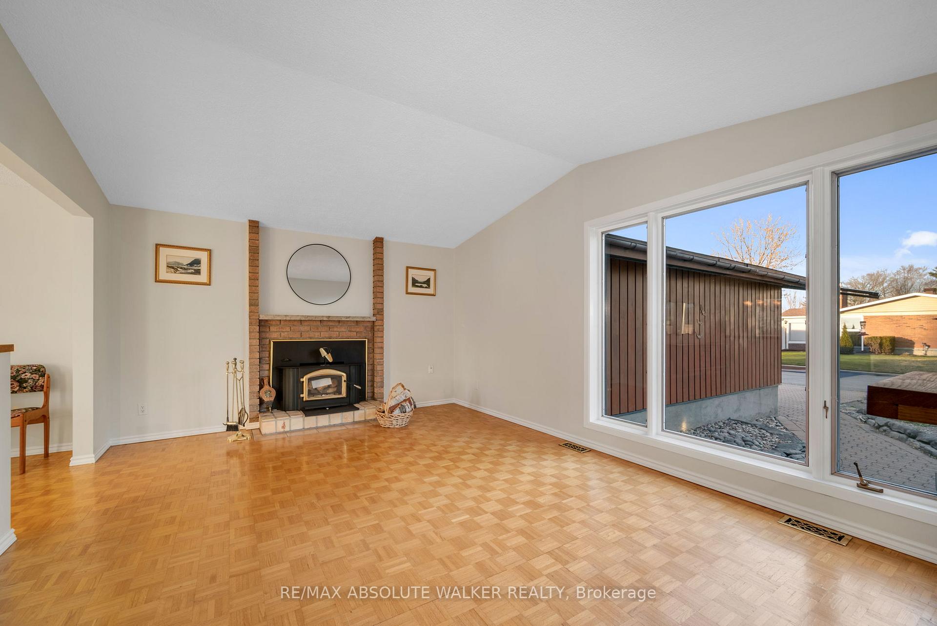 Photo 2 of 556 Buchanan Crescent, Ottawa, Beacon Hill North — HOMEH