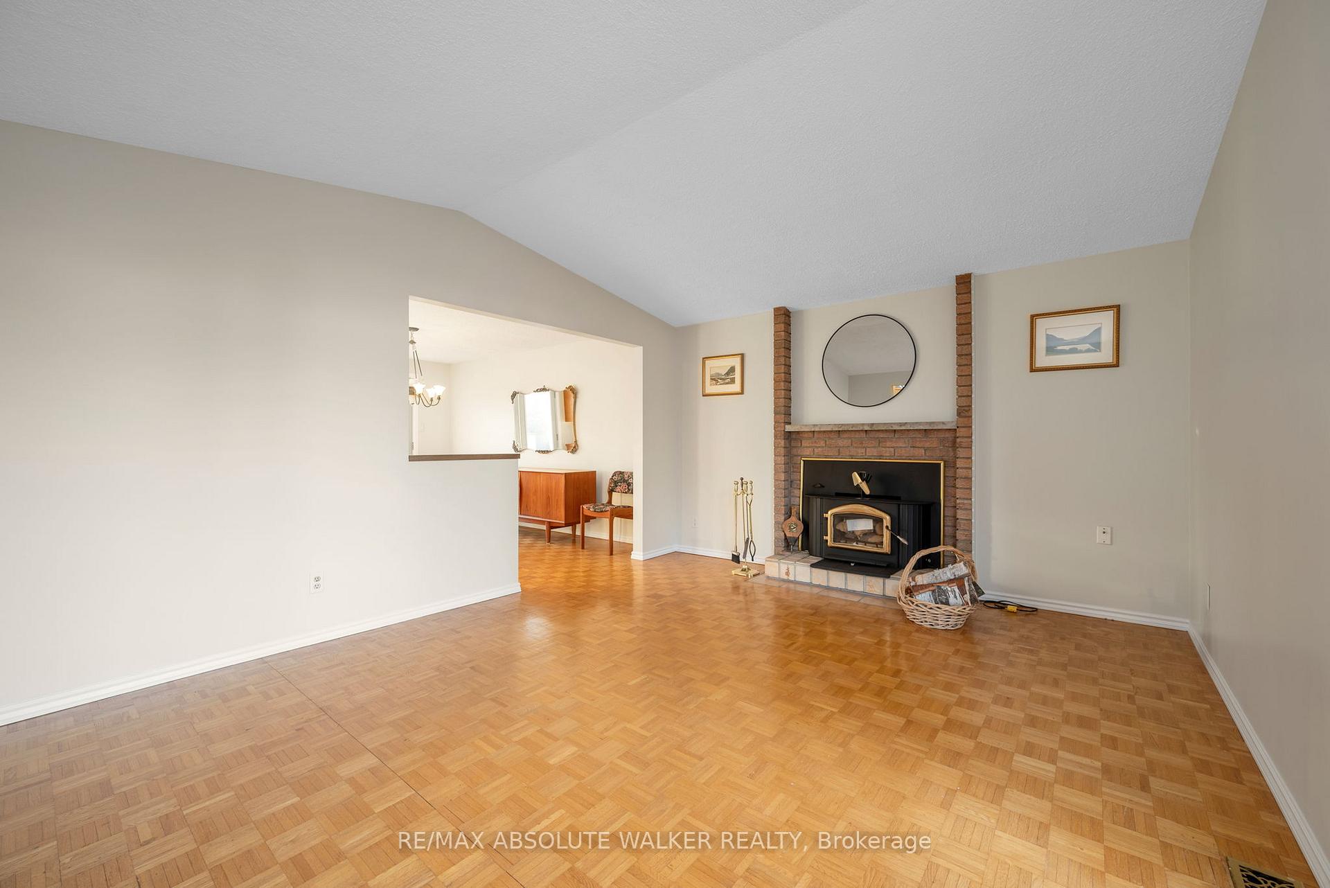 Photo 3 of 556 Buchanan Crescent, Ottawa, Beacon Hill North — HOMEH