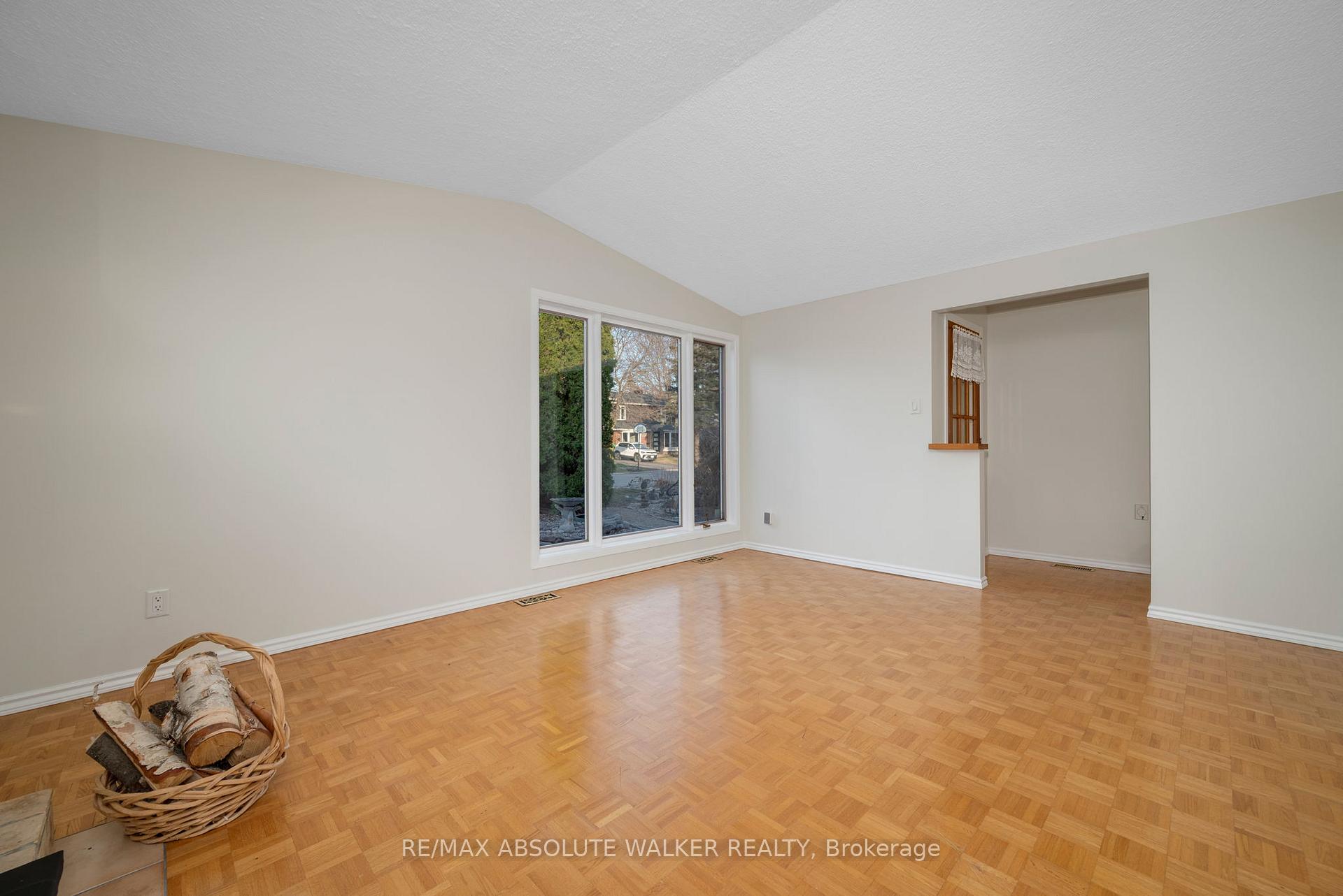 Photo 4 of 556 Buchanan Crescent, Ottawa, Beacon Hill North — HOMEH