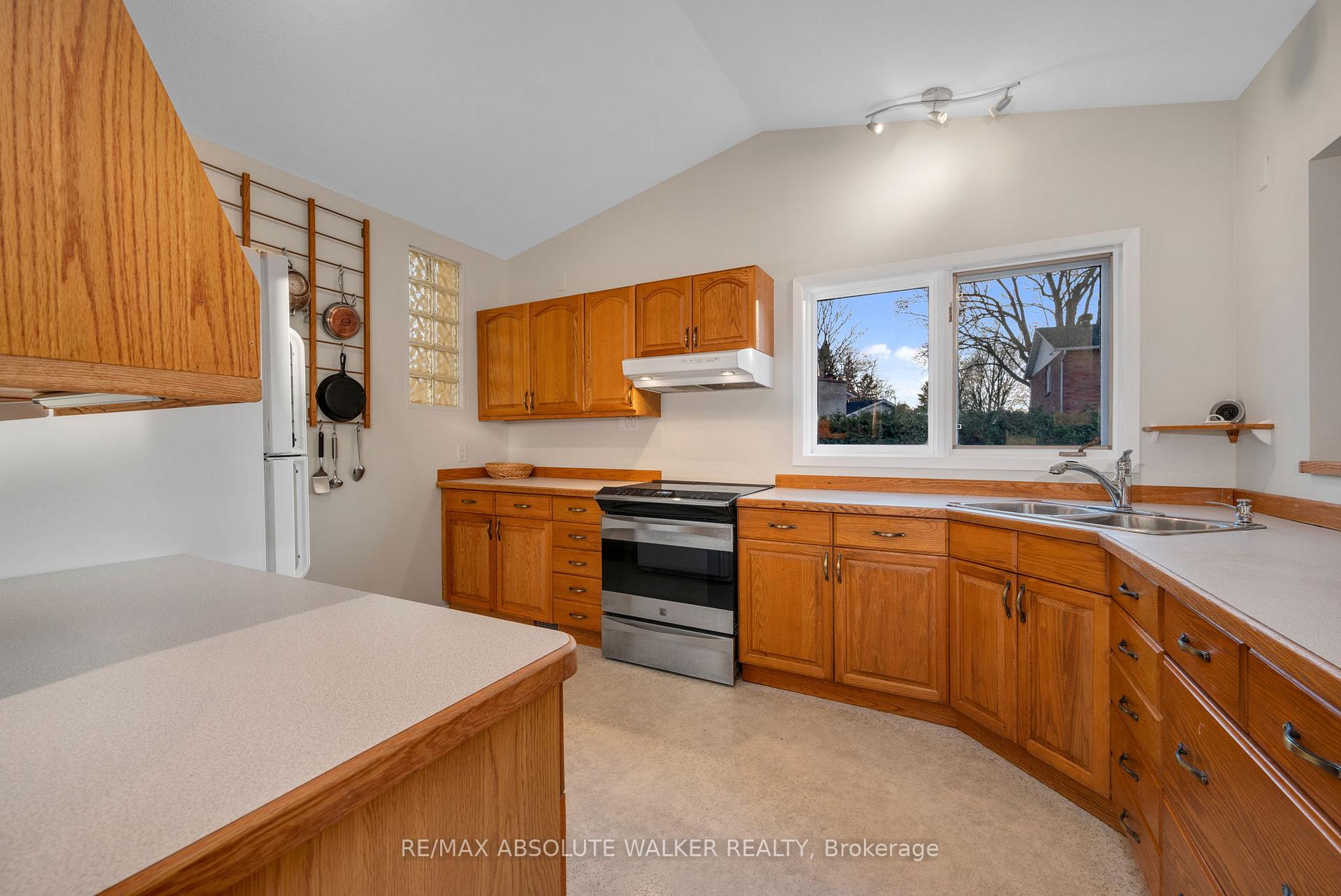 Photo 7 of 556 Buchanan Crescent, Ottawa, Beacon Hill North — HOMEH