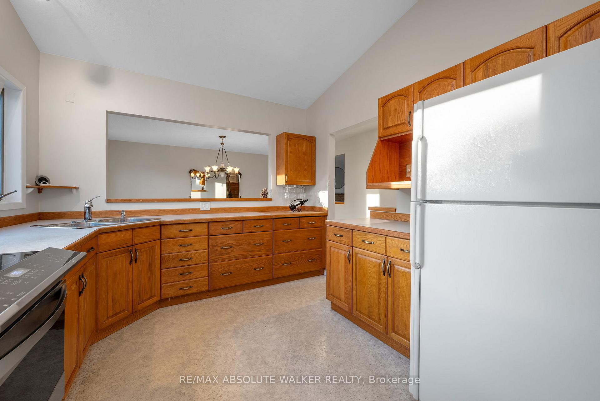 Photo 8 of 556 Buchanan Crescent, Ottawa, Beacon Hill North — HOMEH