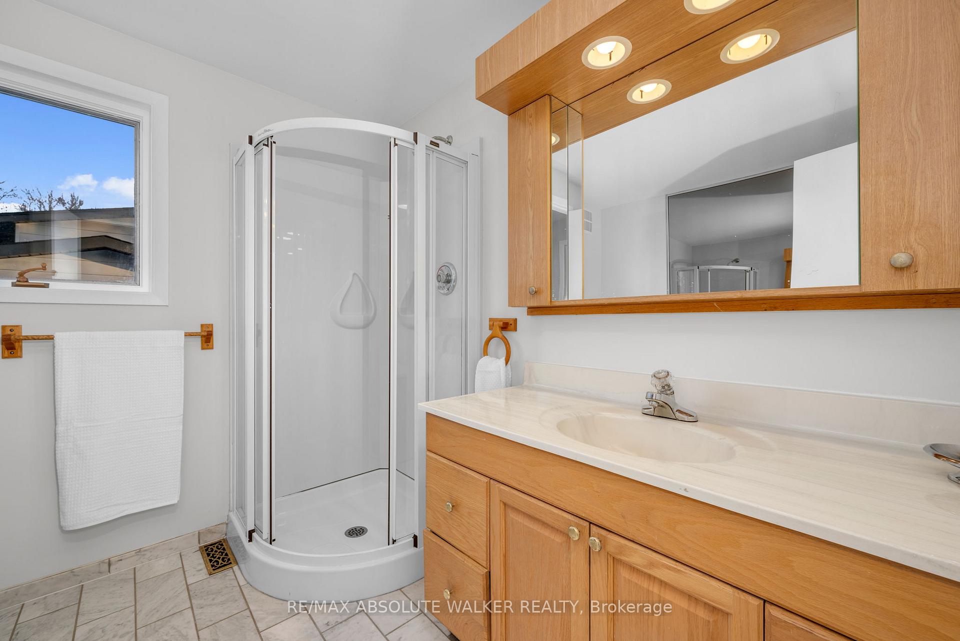 Photo 13 of 556 Buchanan Crescent, Ottawa, Beacon Hill North — HOMEH