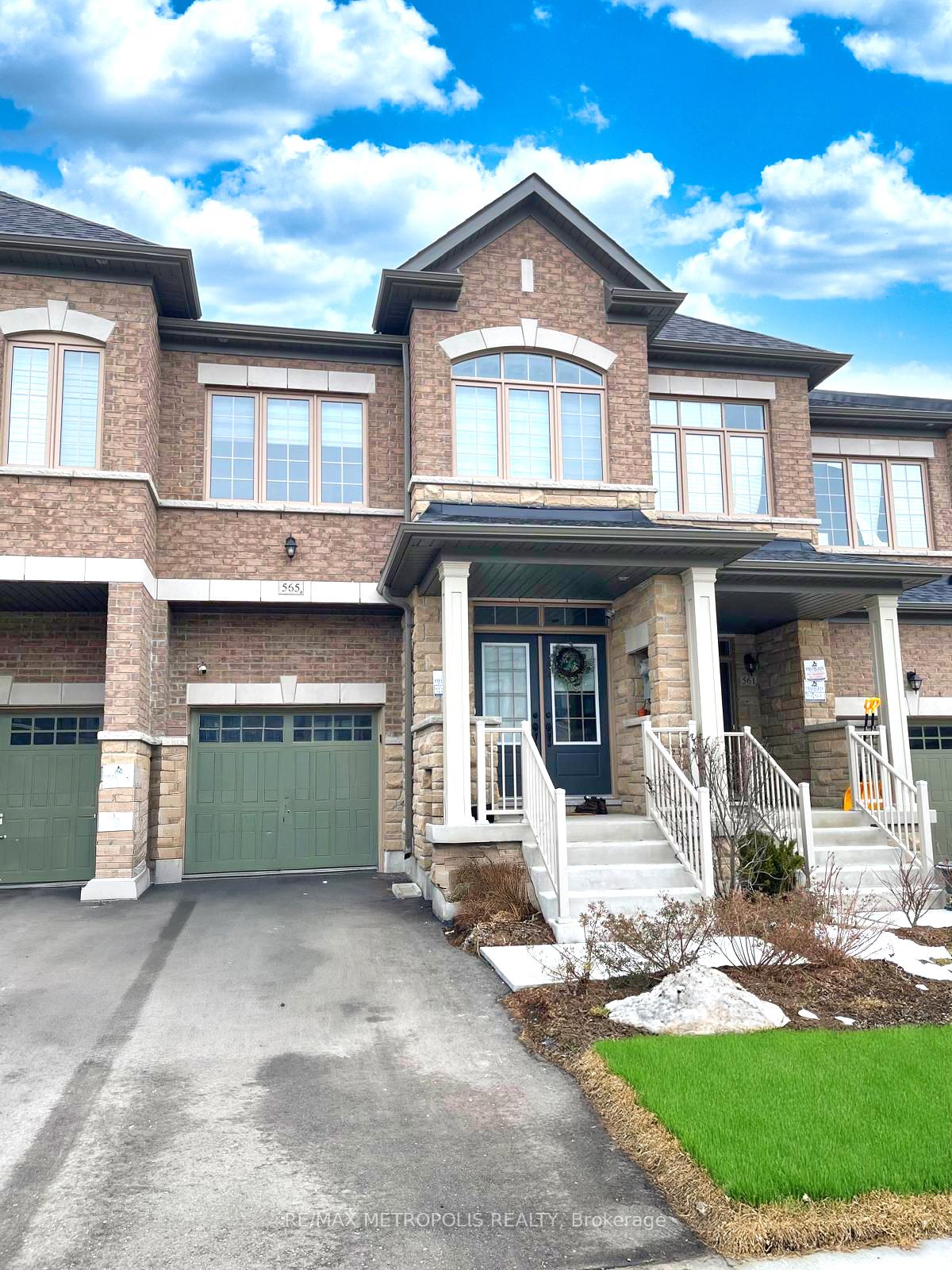 Photo 2 of 565 Barons Street, Vaughan, Kleinburg — HOMEH