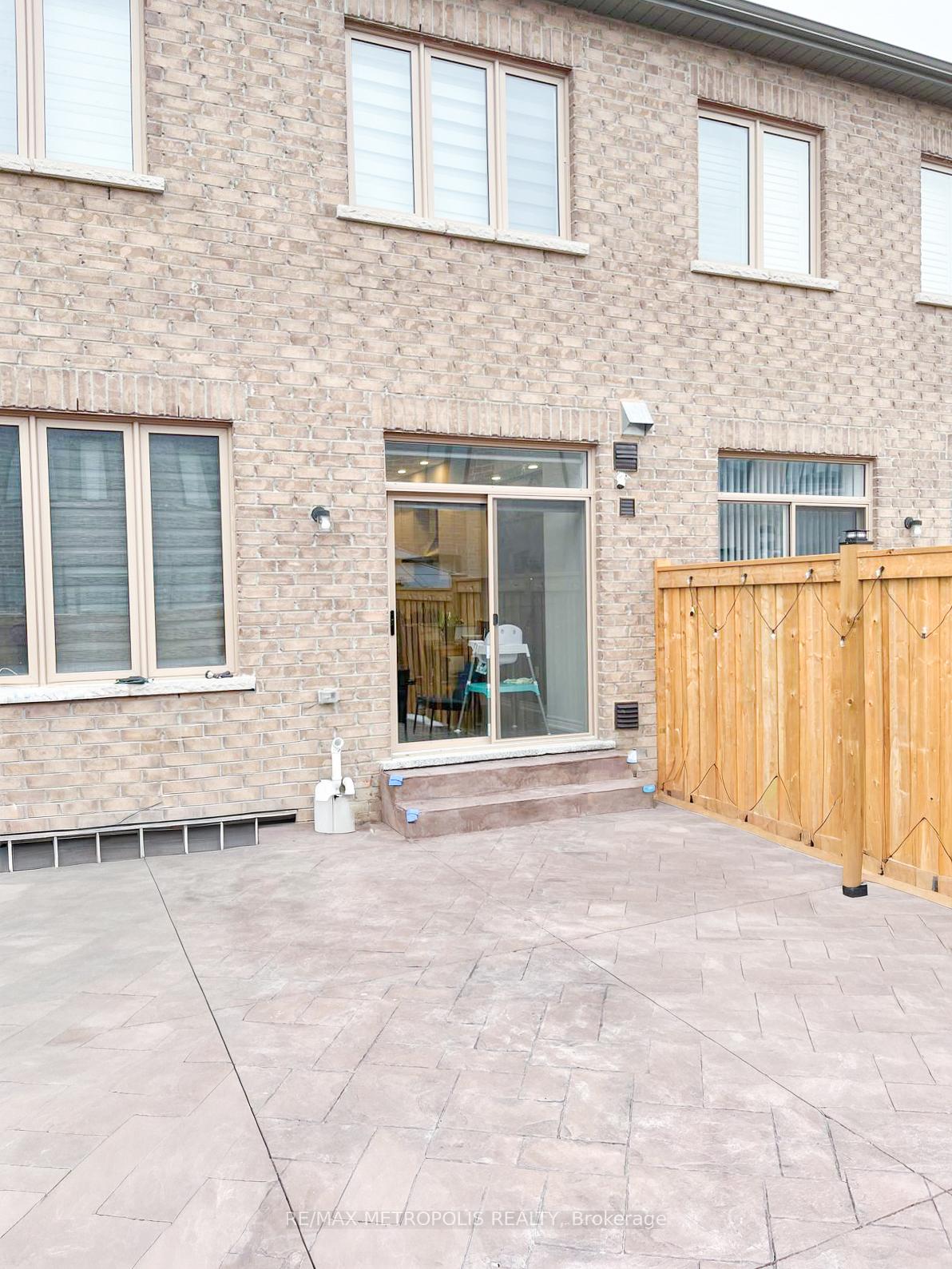 Photo 5 of 565 Barons Street, Vaughan, Kleinburg — HOMEH