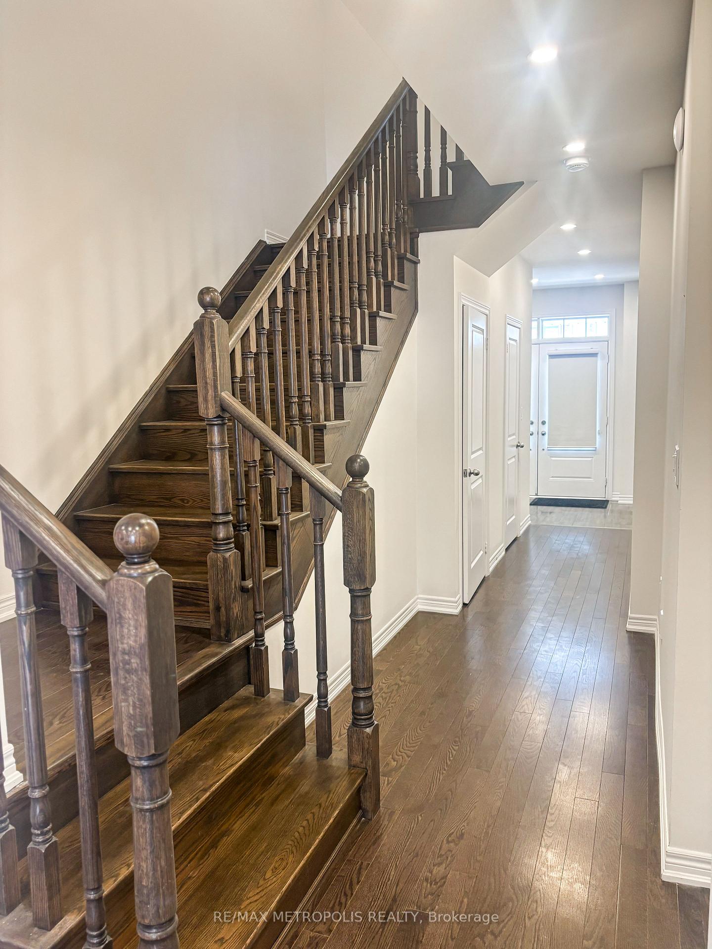 Photo 6 of 565 Barons Street, Vaughan, Kleinburg — HOMEH