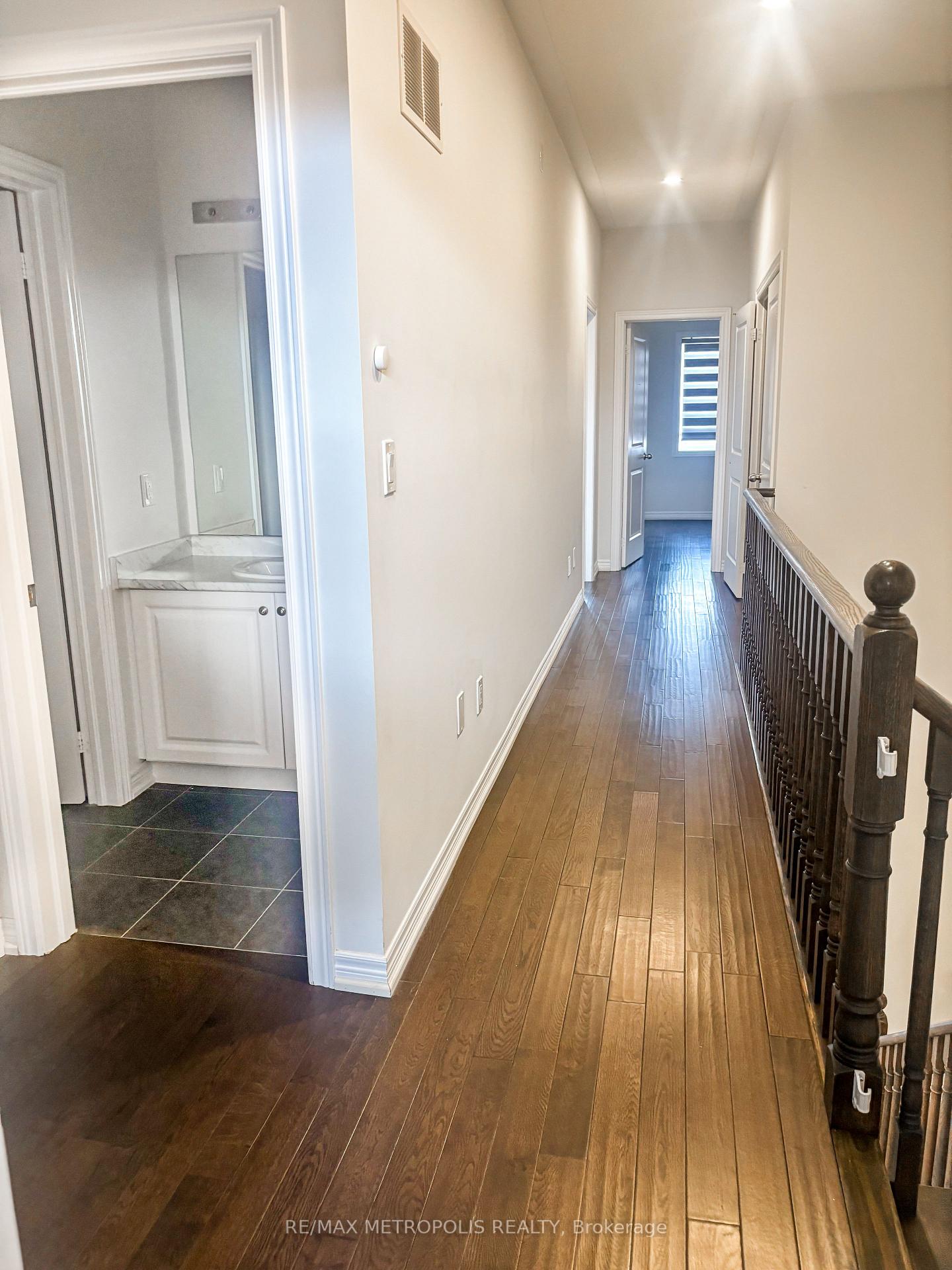 Photo 10 of 565 Barons Street, Vaughan, Kleinburg — HOMEH