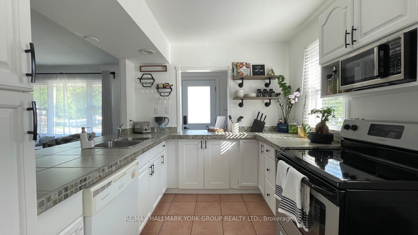 Photo 4 of 102 Gunn Street, Barrie, Wellington — HOMEH
