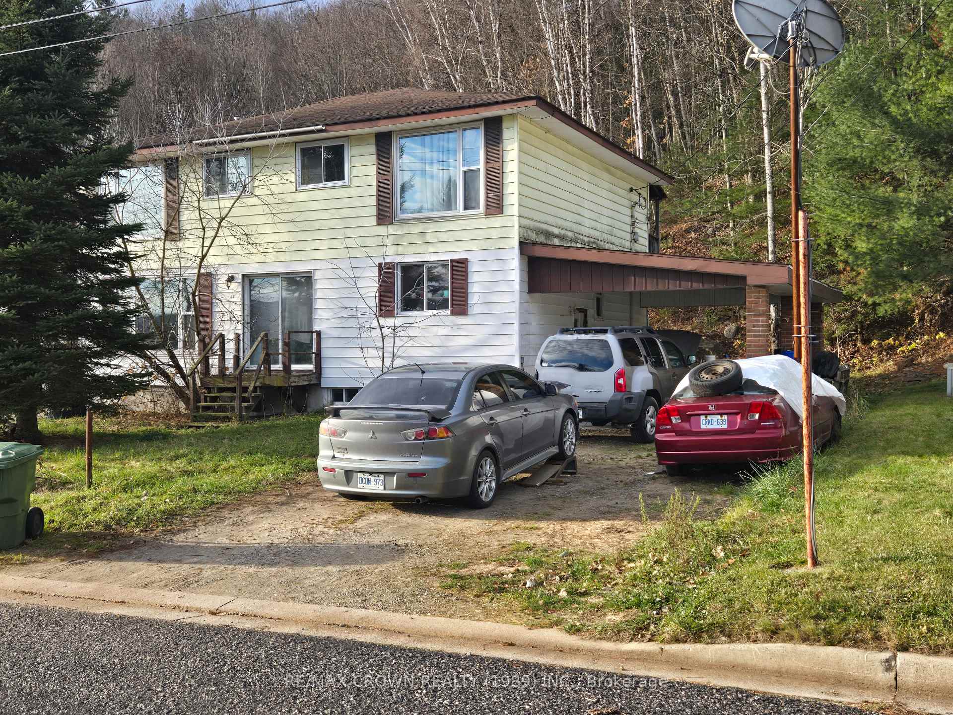 Front of 87 Spruce Street N