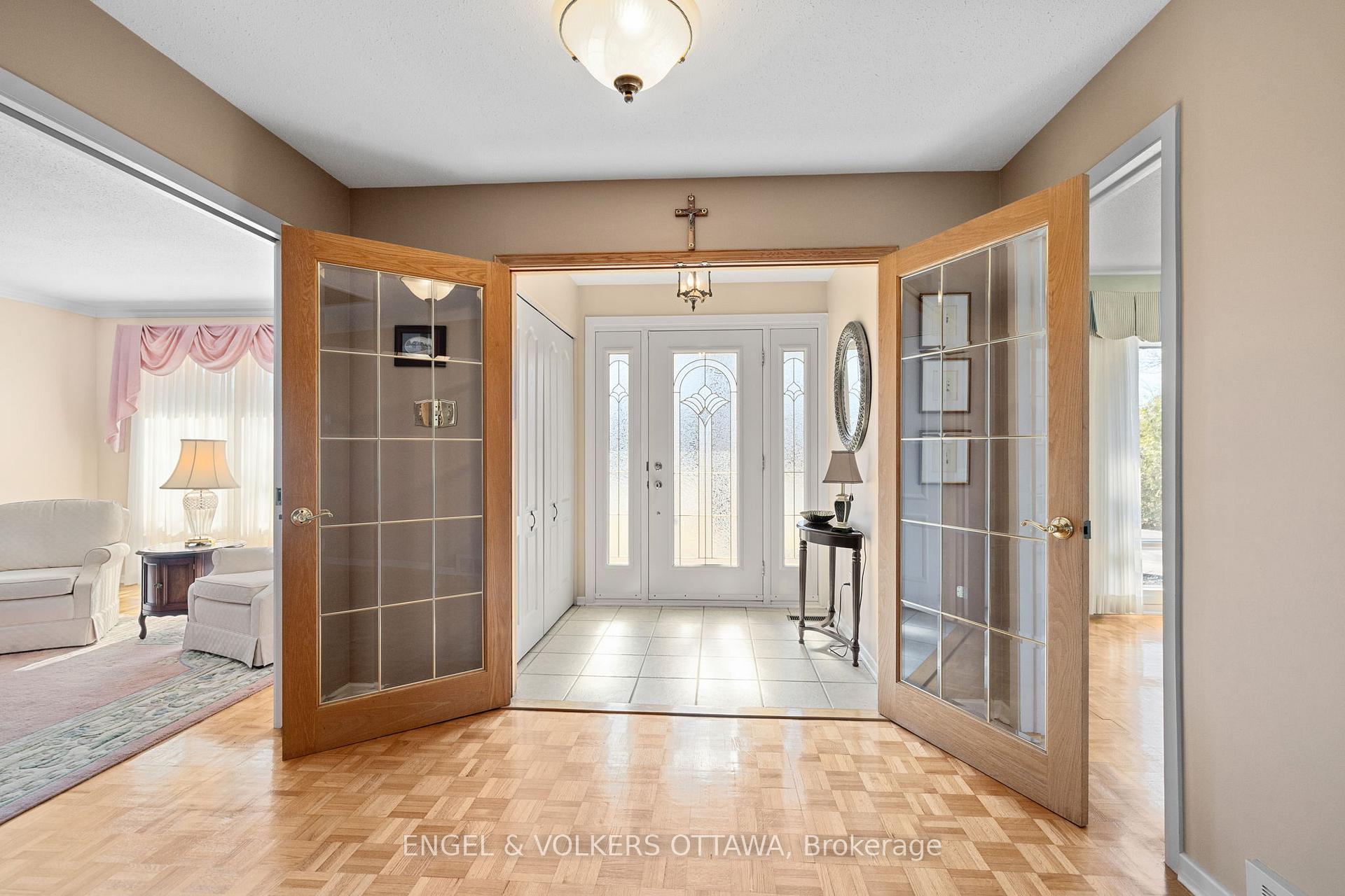 Photo 3 of 513 Buchanan Crescent, Ottawa, Beacon Hill North — HOMEH