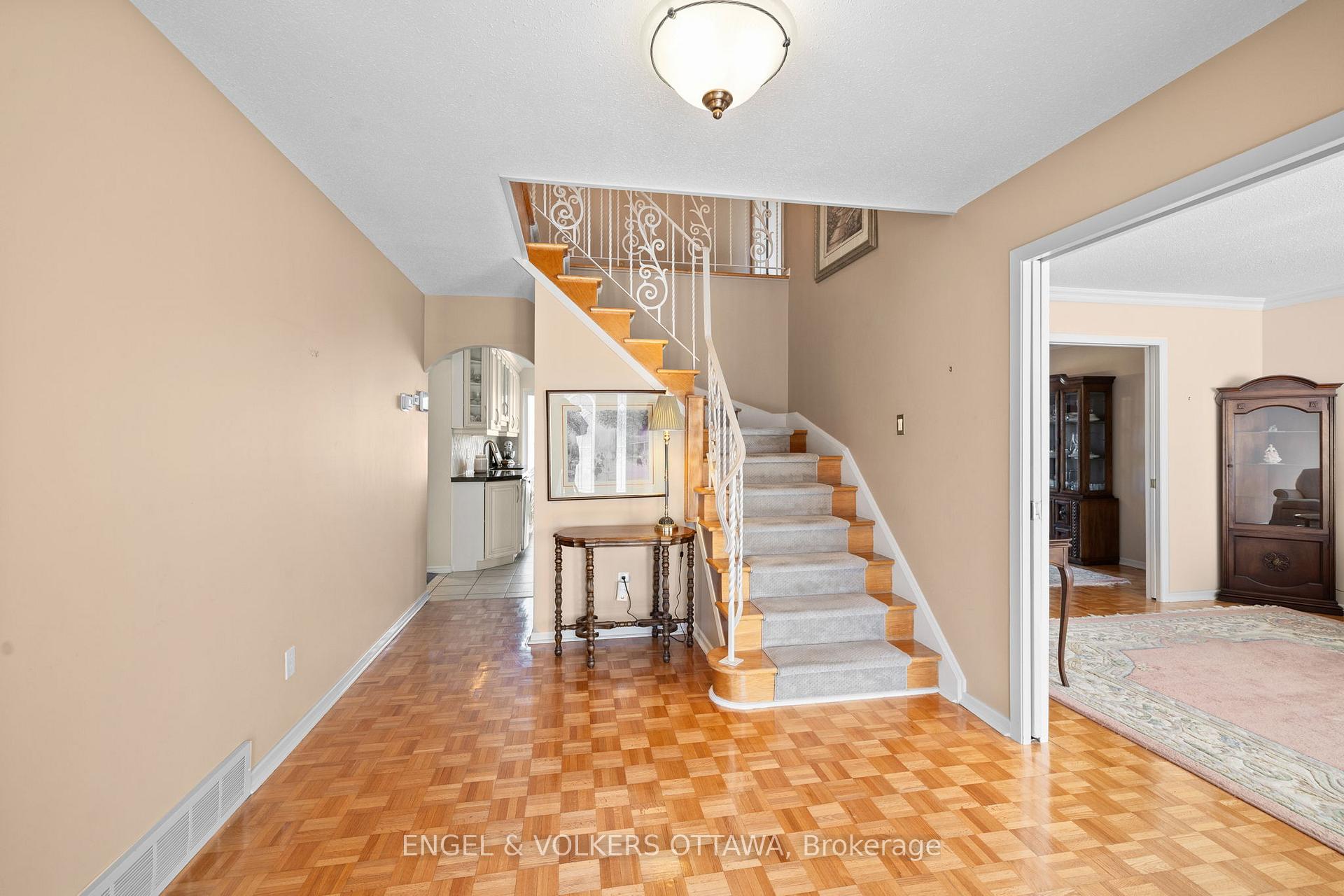 Photo 4 of 513 Buchanan Crescent, Ottawa, Beacon Hill North — HOMEH