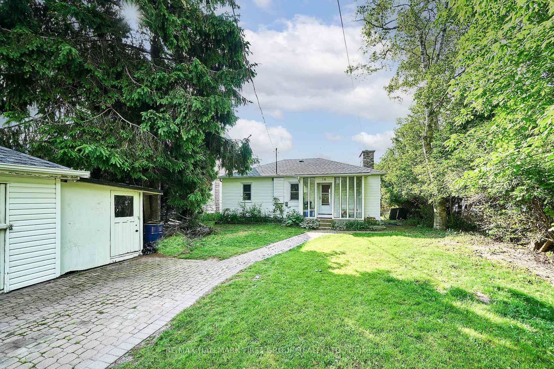 Photo 2 of 16 Ontoro Boulevard, Ajax, South East — HOMEH