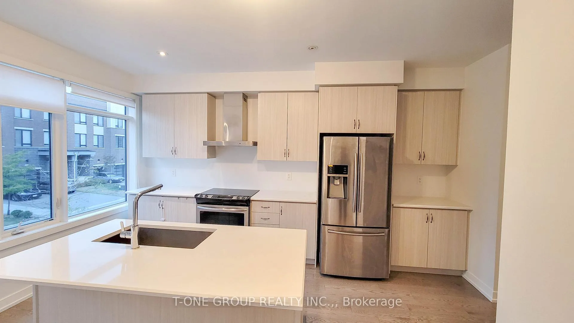 Photo 4 of 177 Salterton Circle, Vaughan, Rural Vaughan — HOMEH