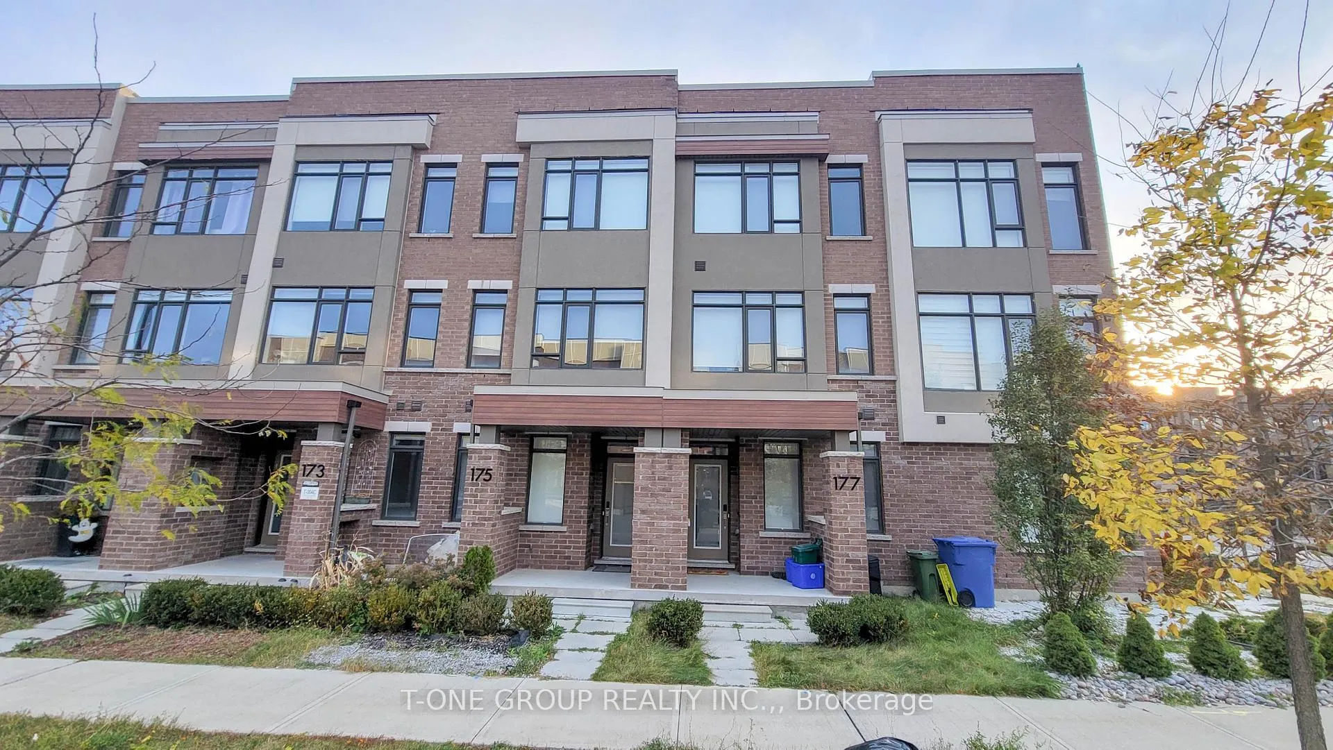 Photo 5 of 177 Salterton Circle, Vaughan, Rural Vaughan — HOMEH