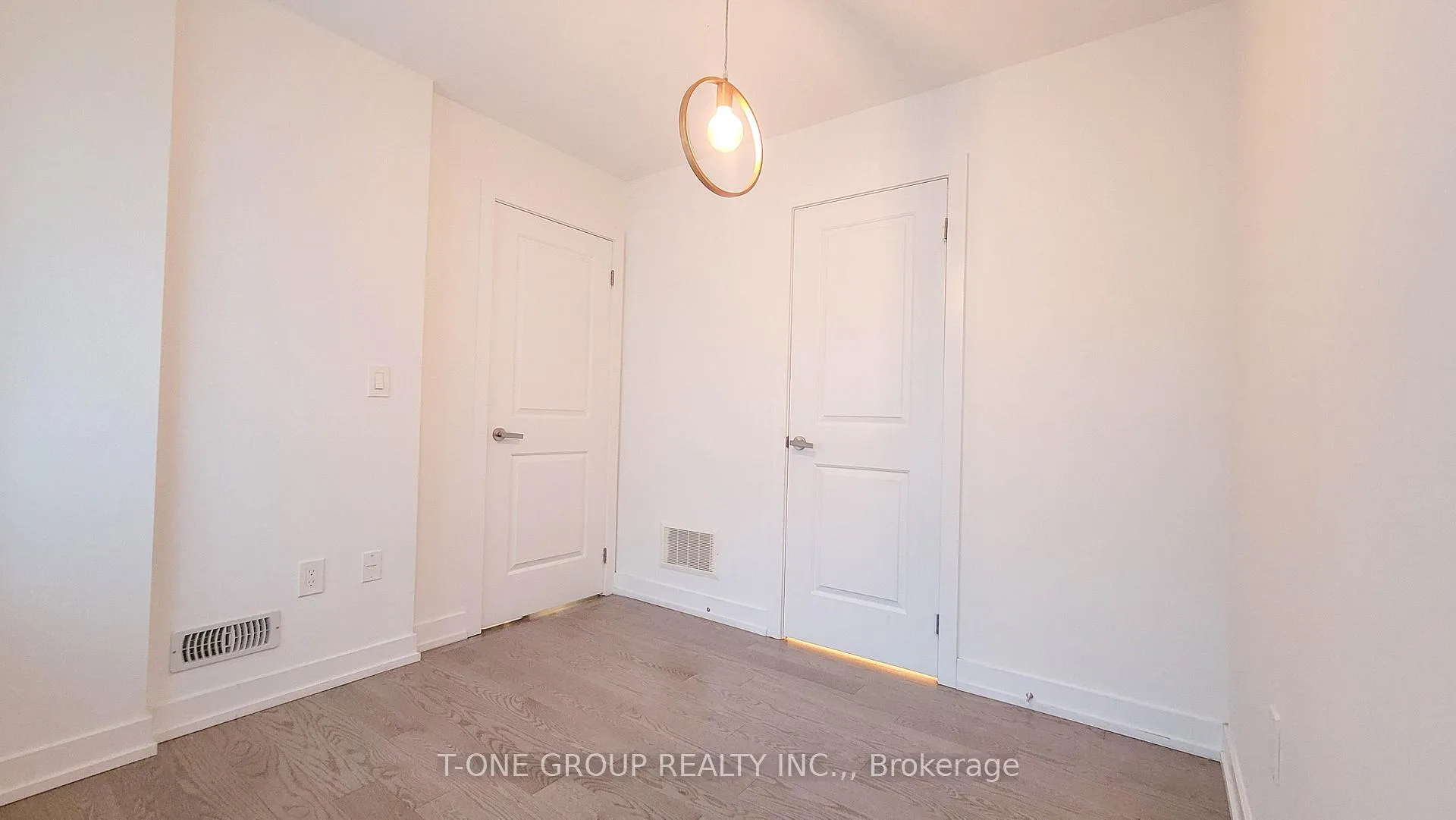Photo 8 of 177 Salterton Circle, Vaughan, Rural Vaughan — HOMEH