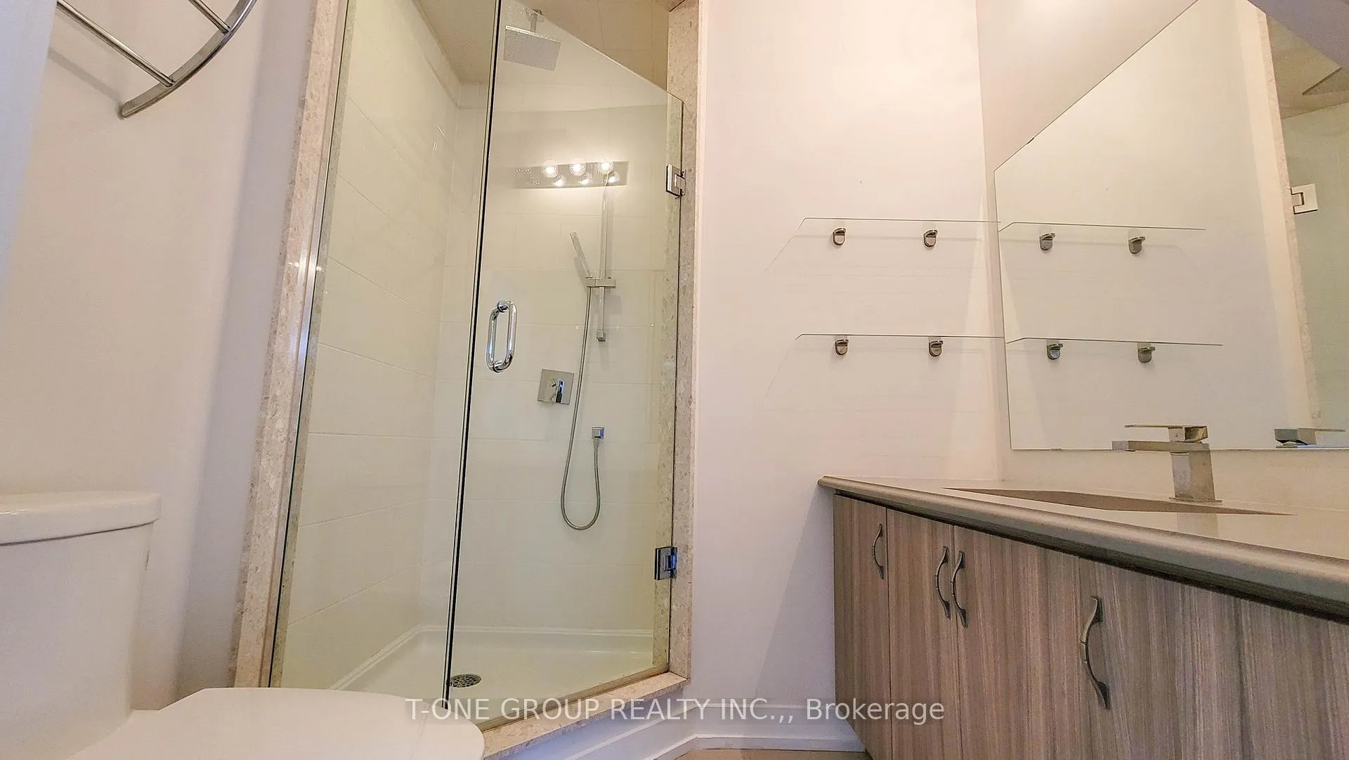 Photo 17 of 177 Salterton Circle, Vaughan, Rural Vaughan — HOMEH
