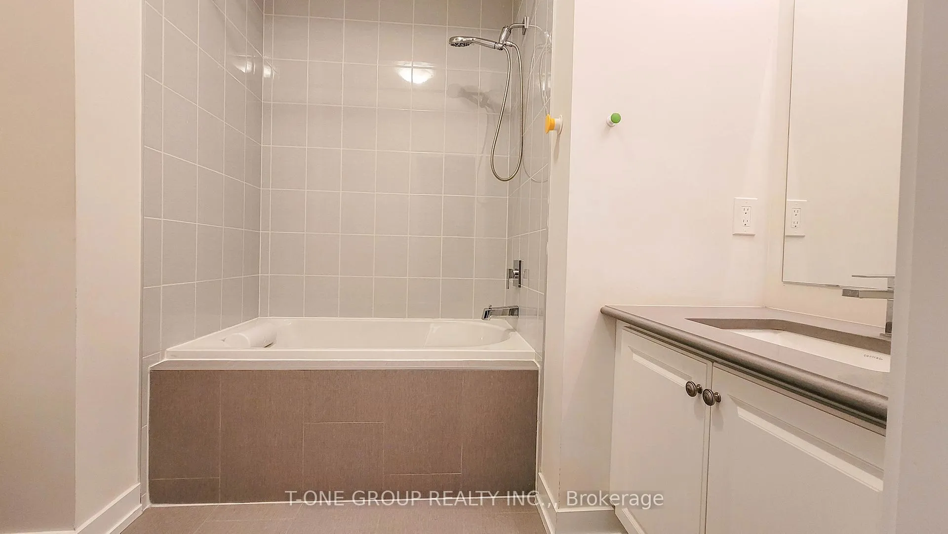 Photo 21 of 177 Salterton Circle, Vaughan, Rural Vaughan — HOMEH