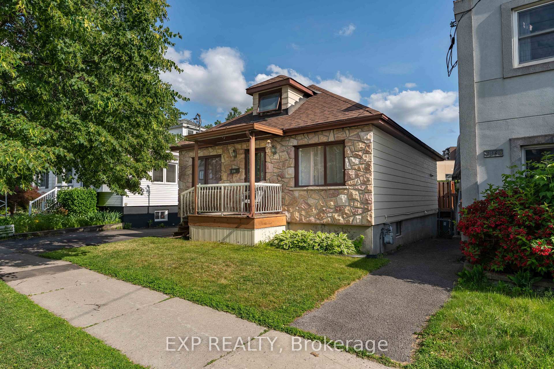 Front of 318 Montfort Street