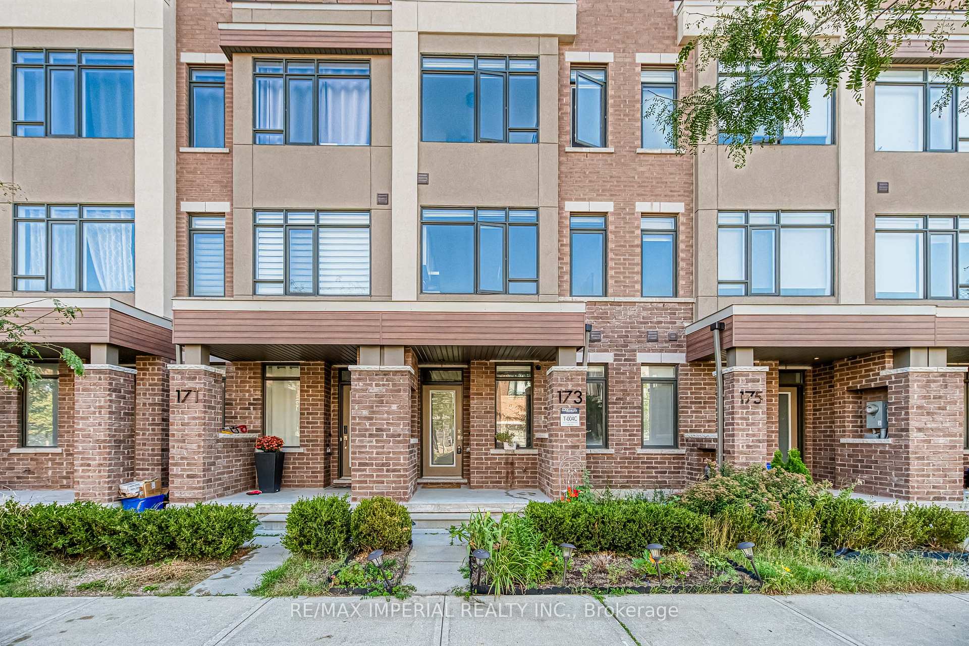 Photo 2 of 173 Salterton Circle, Vaughan, Rural Vaughan — HOMEH
