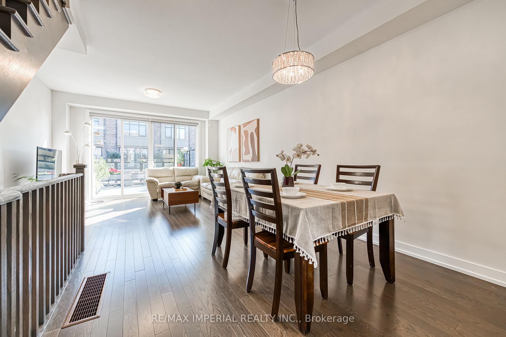 Photo 5 of 173 Salterton Circle, Vaughan, Rural Vaughan — HOMEH