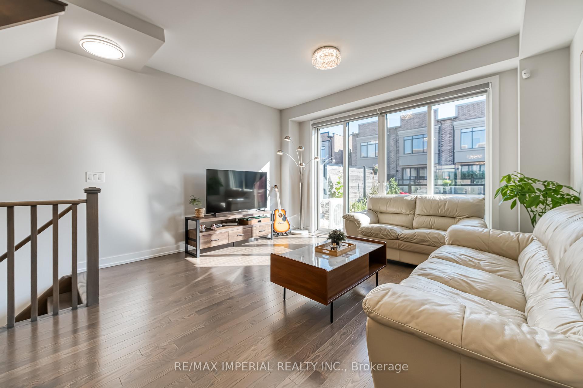 Photo 7 of 173 Salterton Circle, Vaughan, Rural Vaughan — HOMEH