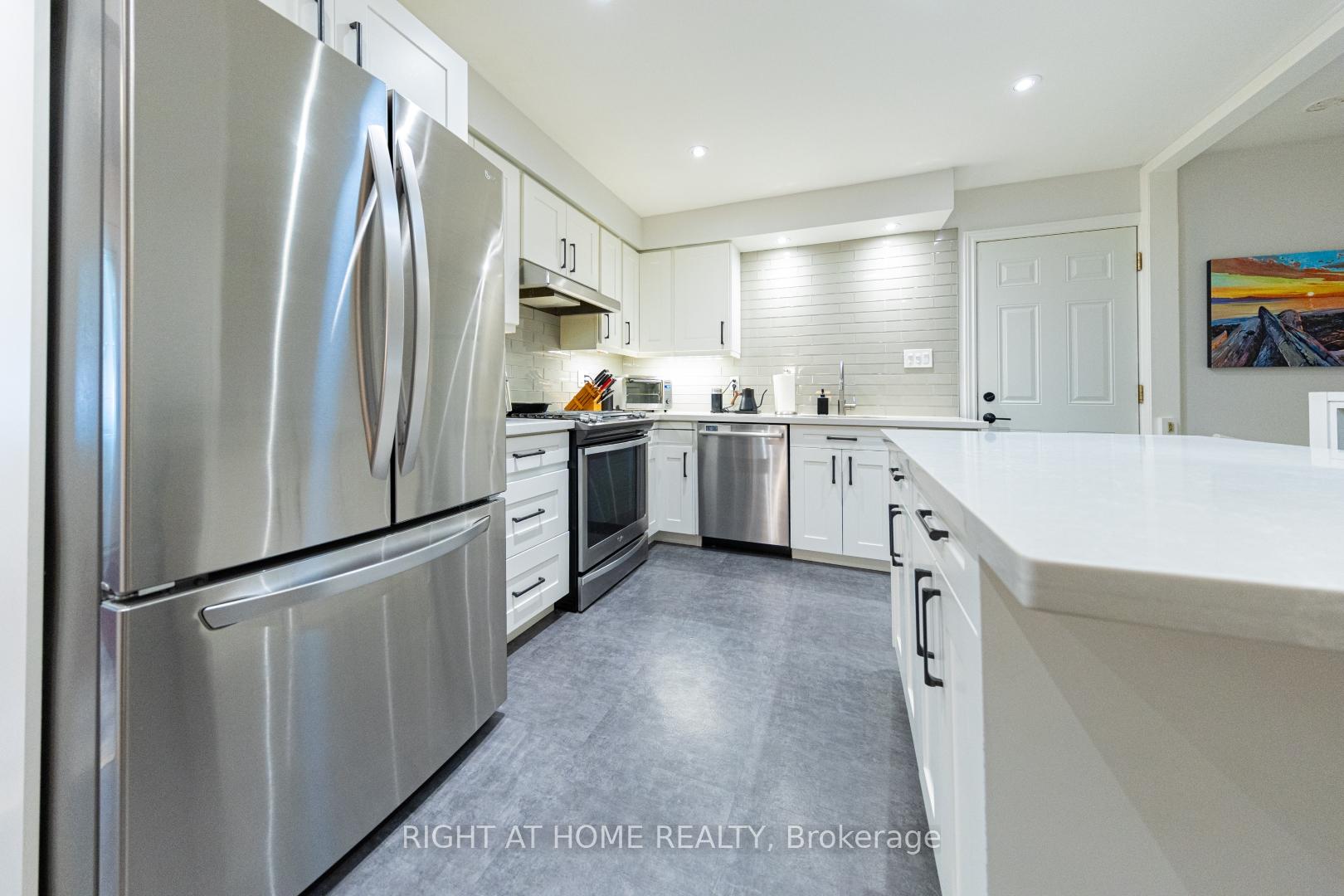 Photo 3 of 27 Bigwin Drive, Aurora, Aurora Heights — HOMEH
