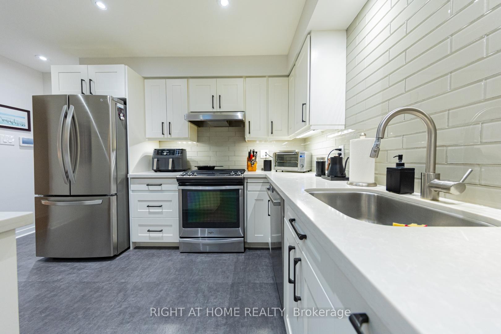 Photo 6 of 27 Bigwin Drive, Aurora, Aurora Heights — HOMEH