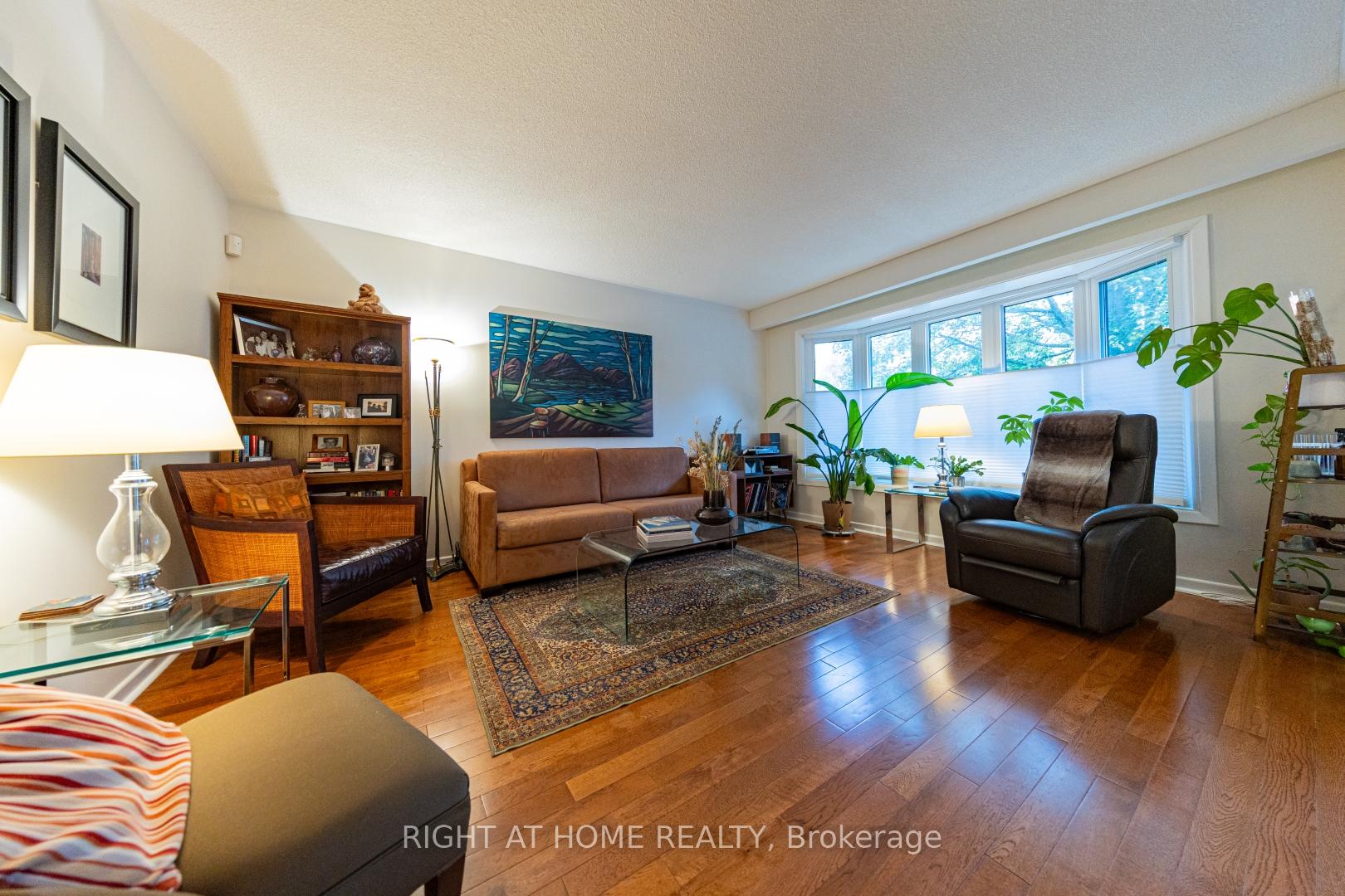 Photo 4 of 27 Bigwin Drive, Aurora, Aurora Heights — HOMEH