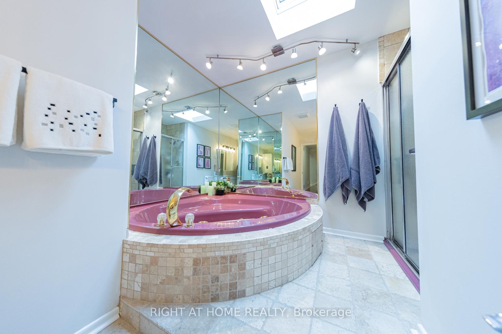 Photo 8 of 27 Bigwin Drive, Aurora, Aurora Heights — HOMEH