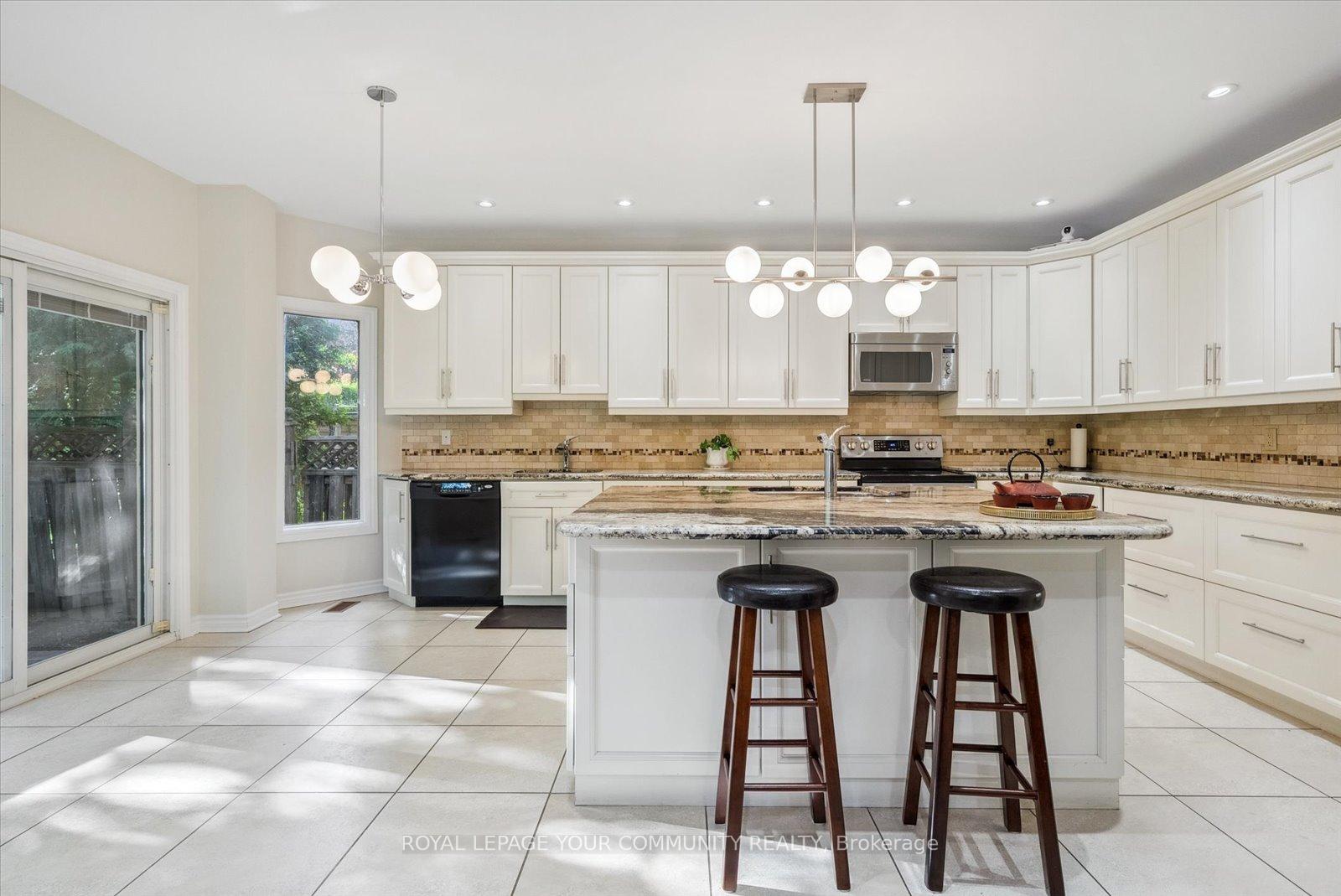 Photo 8 of 136 Markwood Lane, Vaughan, Crestwood-Springfarm-Yorkhill — HOMEH