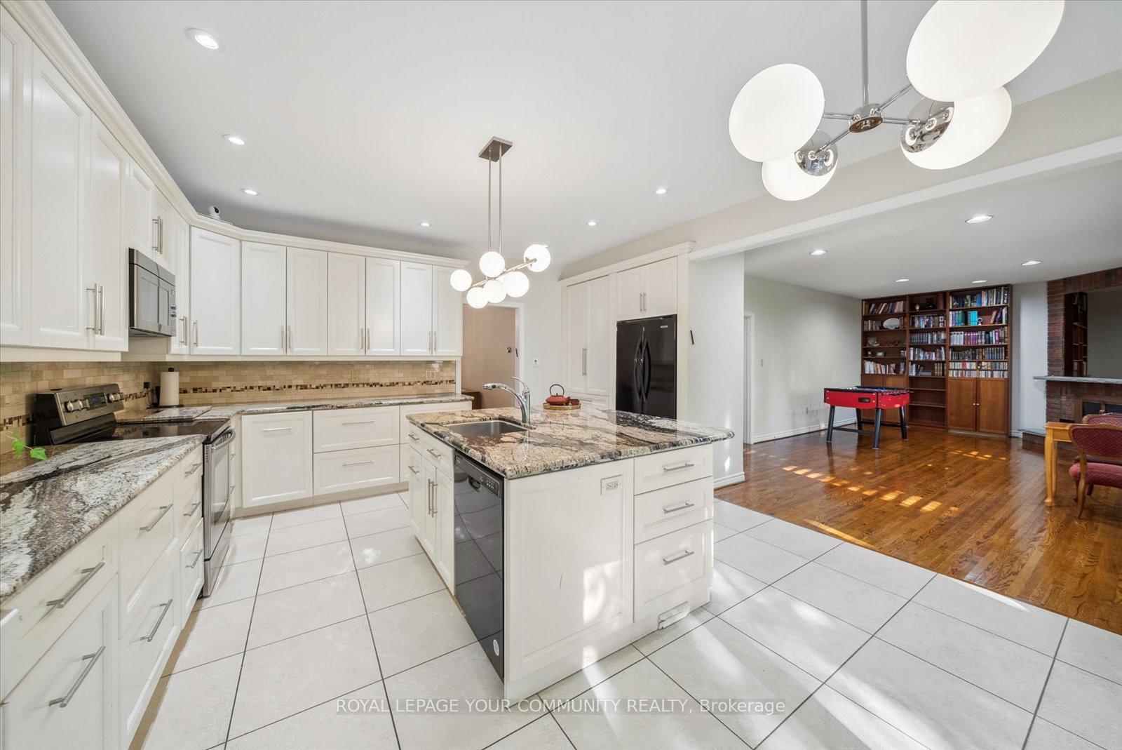 Photo 9 of 136 Markwood Lane, Vaughan, Crestwood-Springfarm-Yorkhill — HOMEH