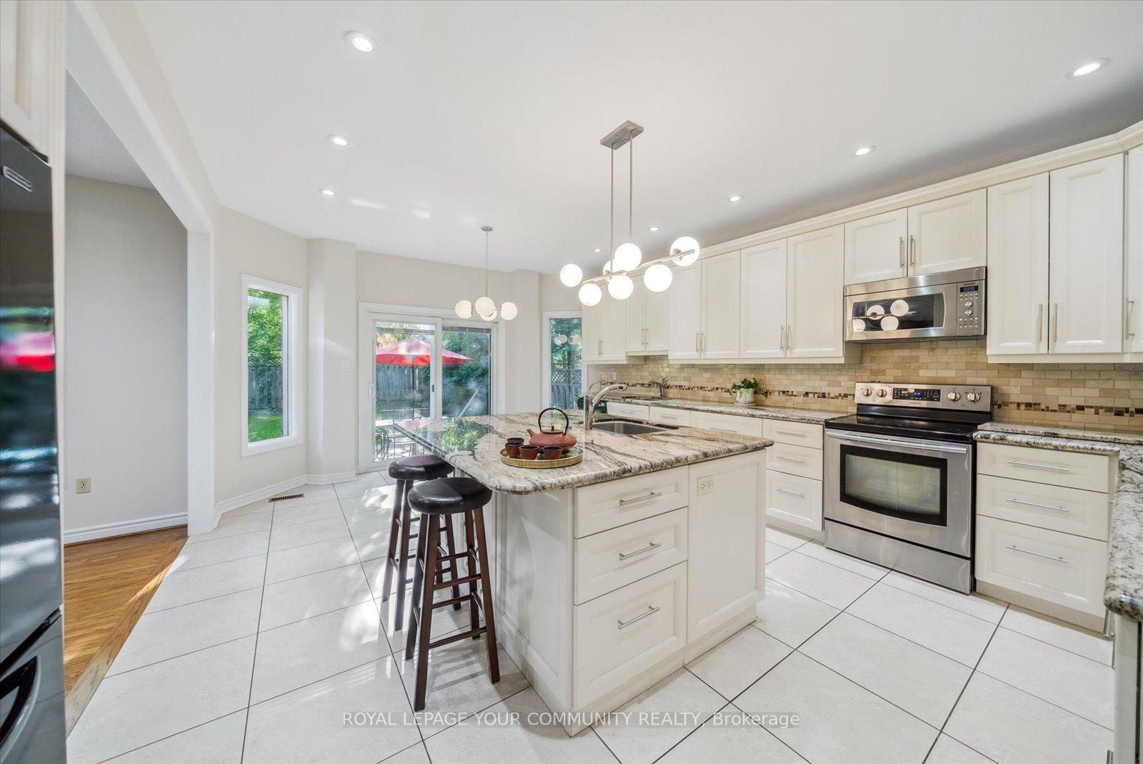 Photo 10 of 136 Markwood Lane, Vaughan, Crestwood-Springfarm-Yorkhill — HOMEH